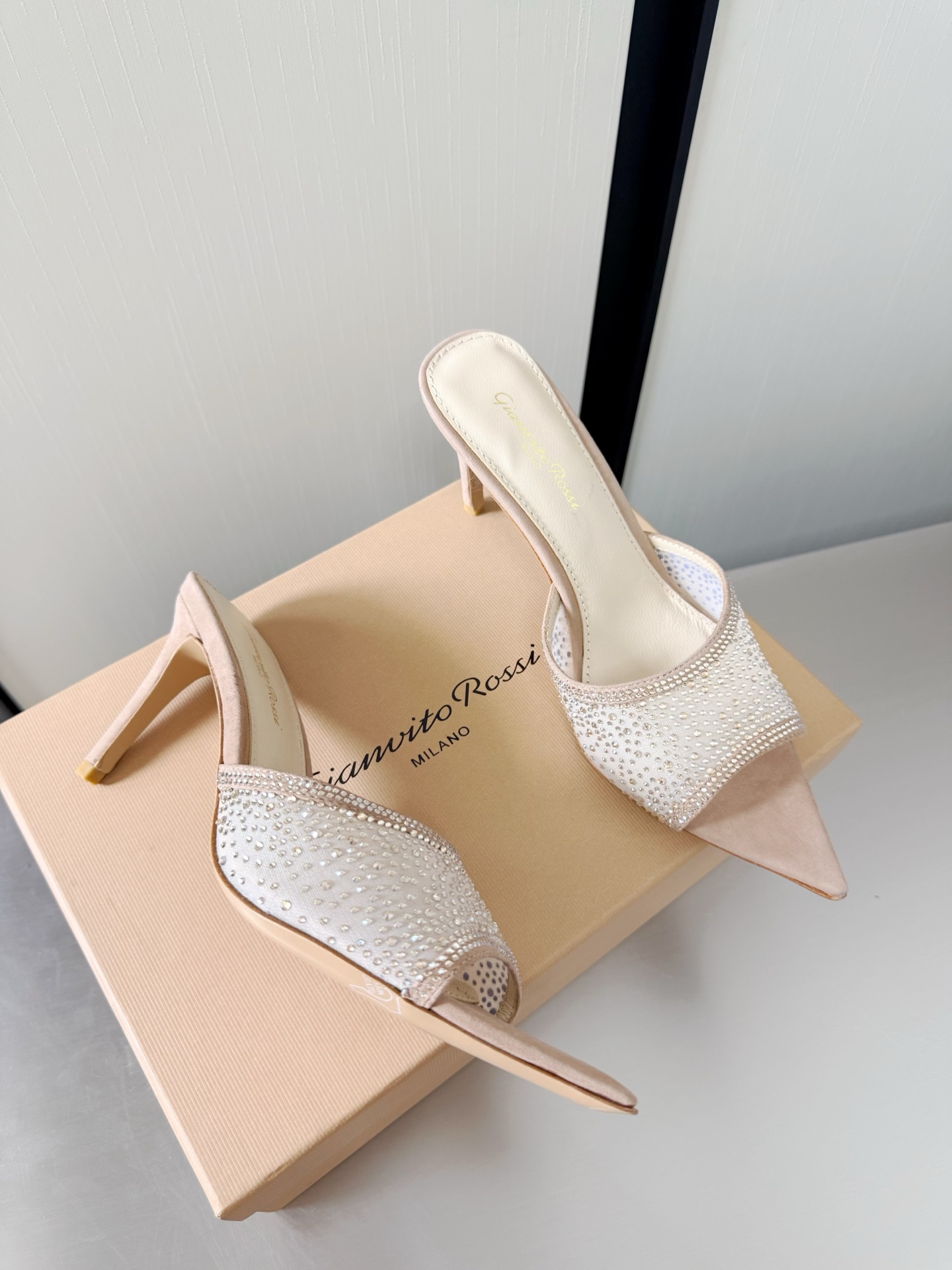 NO:781472,Gianvito Rossi high-heeled pointed toe diamond-encrusted slippers apricot super versatile item lining made of lambskin outsole Italian leather outsole brand logo decorative ballet slippers size 34 35 36 37 38 39 40 41 42 (34 40 41 42 customized), high heels and slippers, high  heels,slippers,sheepskin,leather soles19860909GianvitoRossi吉安维托罗西 高跟尖头 镶嵌钻石 拖鞋 杏色 超级百搭的一款单品 内里 选用小羊皮 大底意大利真皮大底  品牌logo 装饰芭蕾舞鞋 码数 34 35 36 37 38 39 40 41 42（34 40 41 42 定做）,高跟鞋拖鞋,high heels,slippers,sheepskin,Leather soles,Women's Shoes