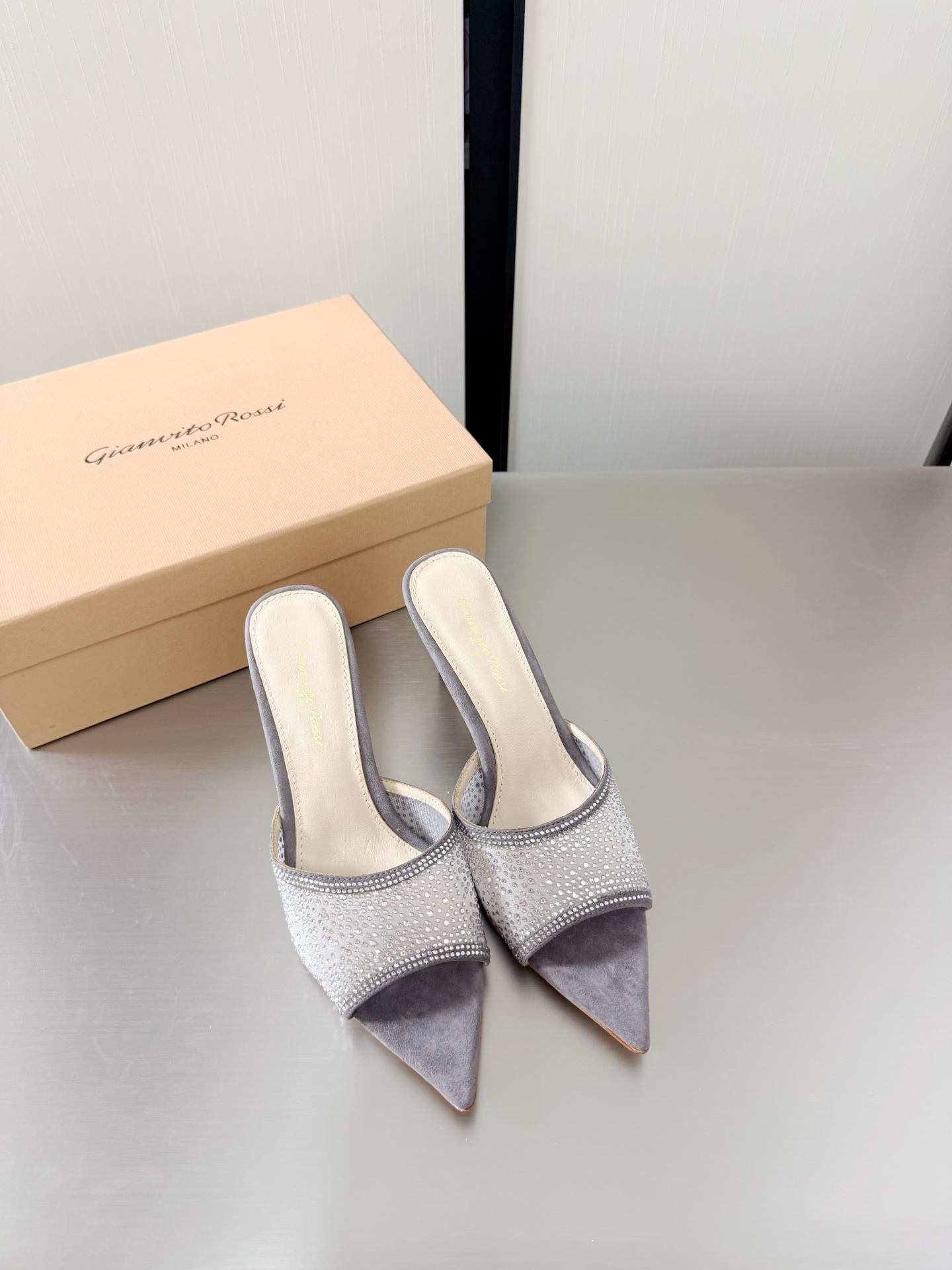 NO:781478,Gianvito Rossi high-heeled pointed toe diamond-encrusted slippers gray super versatile item lining made of lambskin outsole Italian leather outsole brand logo decorative ballet slippers size 34 35 36 37 38 39 40 41 42 (34 40 41 42 customized), high heels and slippers, high  heels,slippers,sheepskin,leather soles19860909GianvitoRossi吉安维托罗西 高跟尖头 镶嵌钻石 拖鞋 灰色 超级百搭的一款单品 内里 选用小羊皮 大底意大利真皮大底  品牌logo 装饰芭蕾舞鞋 码数 34 35 36 37 38 39 40 41 42（34 40 41 42 定做）,高跟鞋拖鞋,high heels,slippers,sheepskin,Leather soles,Women's Shoes