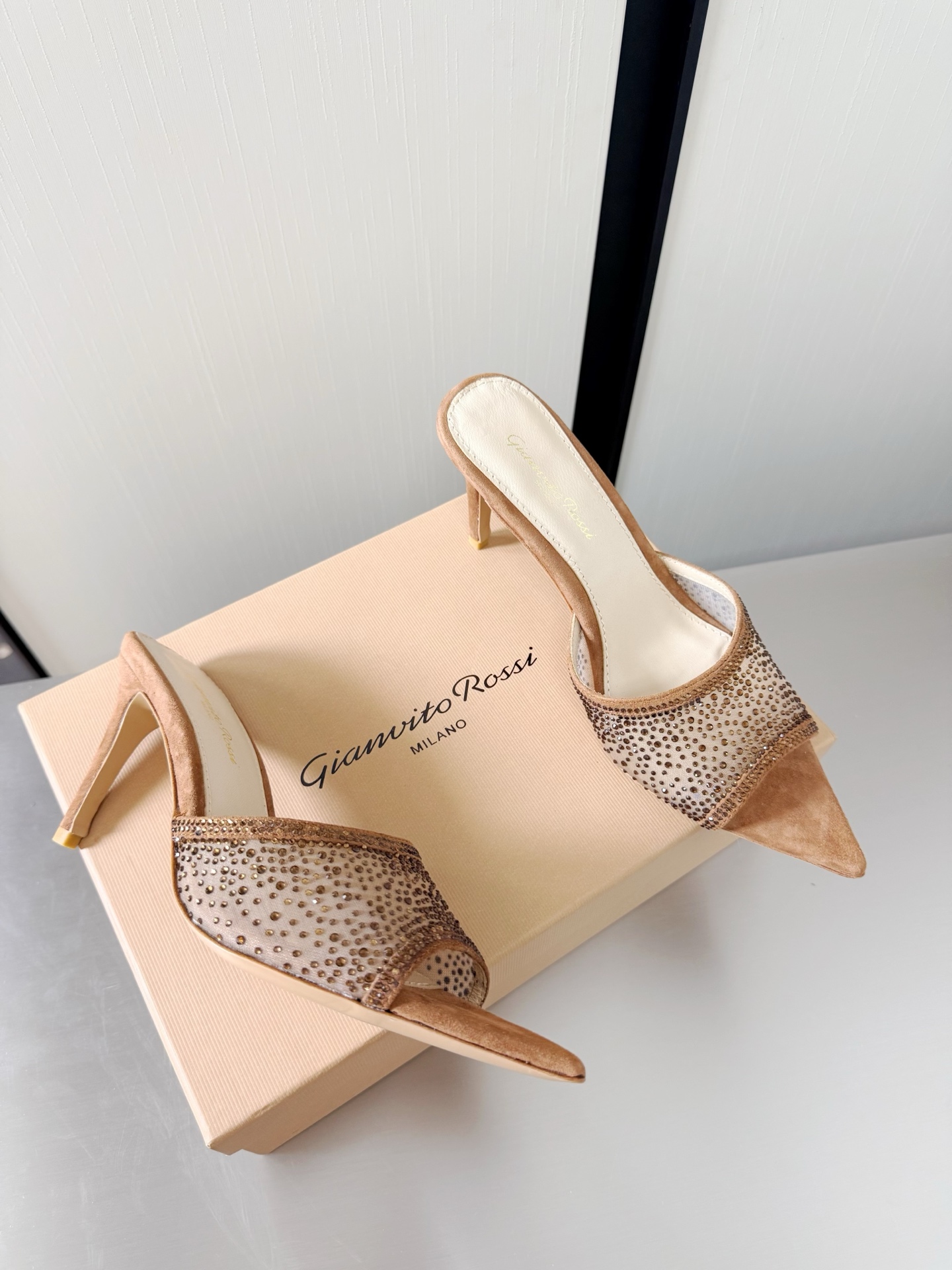 NO:781487,Gianvito Rossi high-heeled pointed toe diamond-encrusted slippers camel color super versatile item lining made of lambskin outsole Italian leather outsole brand logo decorative ballet slippers size 34 35 36 37 38 39 40 41 42 (34 40 41 42 customized), high heels and slippers, high  heels,slippers,sheepskin,leather soles19860909GianvitoRossi吉安维托罗西 高跟尖头 镶嵌钻石 拖鞋 驼色 超级百搭的一款单品 内里 选用小羊皮 大底意大利真皮大底  品牌logo 装饰芭蕾舞鞋 码数 34 35 36 37 38 39 40 41 42（34 40 41 42 定做）,高跟鞋拖鞋,high heels,slippers,sheepskin,Leather soles,Women's Shoes