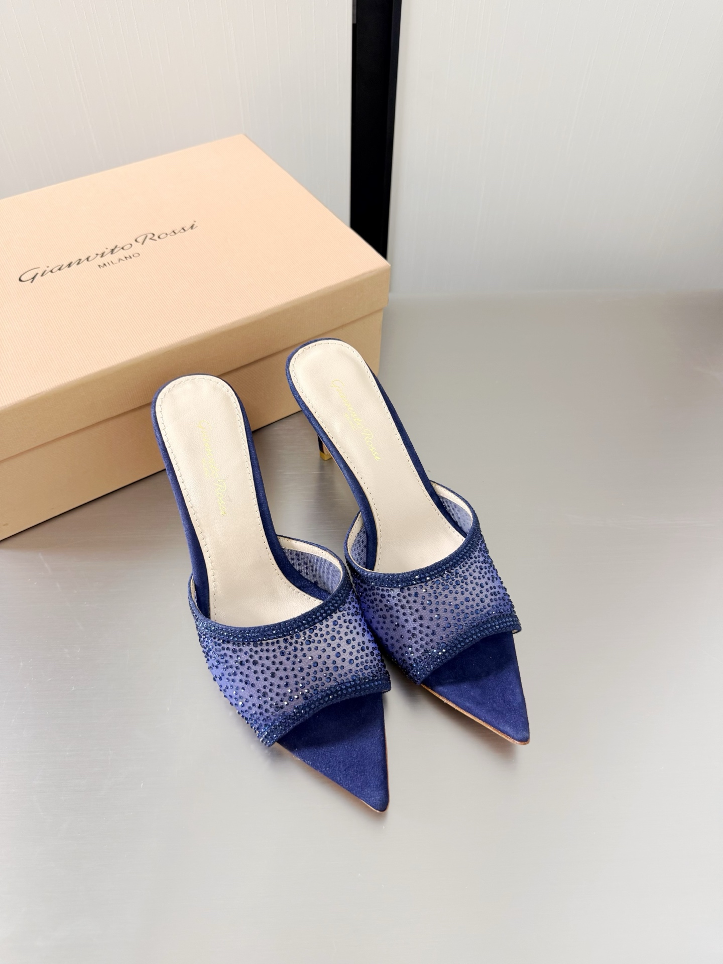 NO:781495,Gianvito Rossi high-heeled pointed toe diamond-encrusted slippers blue super versatile item lining made of lambskin outsole Italian leather outsole brand logo decorative ballet slippers size 34 35 36 37 38 39 40 41 42 (34 40 41 42 customized), high heels and slippers, high  heels,slippers,sheepskin,leather soles19860909GianvitoRossi吉安维托罗西 高跟尖头 镶嵌钻石 拖鞋 蓝色 超级百搭的一款单品 内里 选用小羊皮 大底意大利真皮大底  品牌logo 装饰芭蕾舞鞋 码数 34 35 36 37 38 39 40 41 42（34 40 41 42 定做）,高跟鞋拖鞋,high heels,slippers,sheepskin,Leather soles,Women's Shoes
