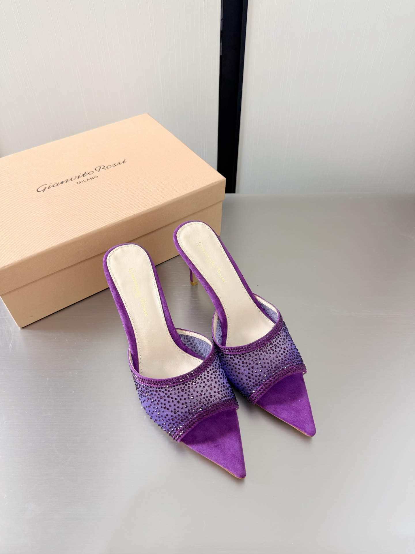 NO:781502,Gianvito Rossi high-heeled pointed toe diamond-encrusted slippers purple, a super versatile item, lining made of lambskin outsole, Italian leather outsole, brand logo, decorative ballet slippers, size 34 35 36 37 38 39 40 41 42 (34 40 41 42 customized), high heels and slippers, high  heels,slippers,sheepskin,leather soles19860909GianvitoRossi吉安维托罗西 高跟尖头 镶嵌钻石 拖鞋 紫色 超级百搭的一款单品 内里 选用小羊皮 大底意大利真皮大底  品牌logo 装饰芭蕾舞鞋 码数 34 35 36 37 38 39 40 41 42（34 40 41 42 定做）,高跟鞋拖鞋,high heels,slippers,sheepskin,Leather soles,Women's Shoes