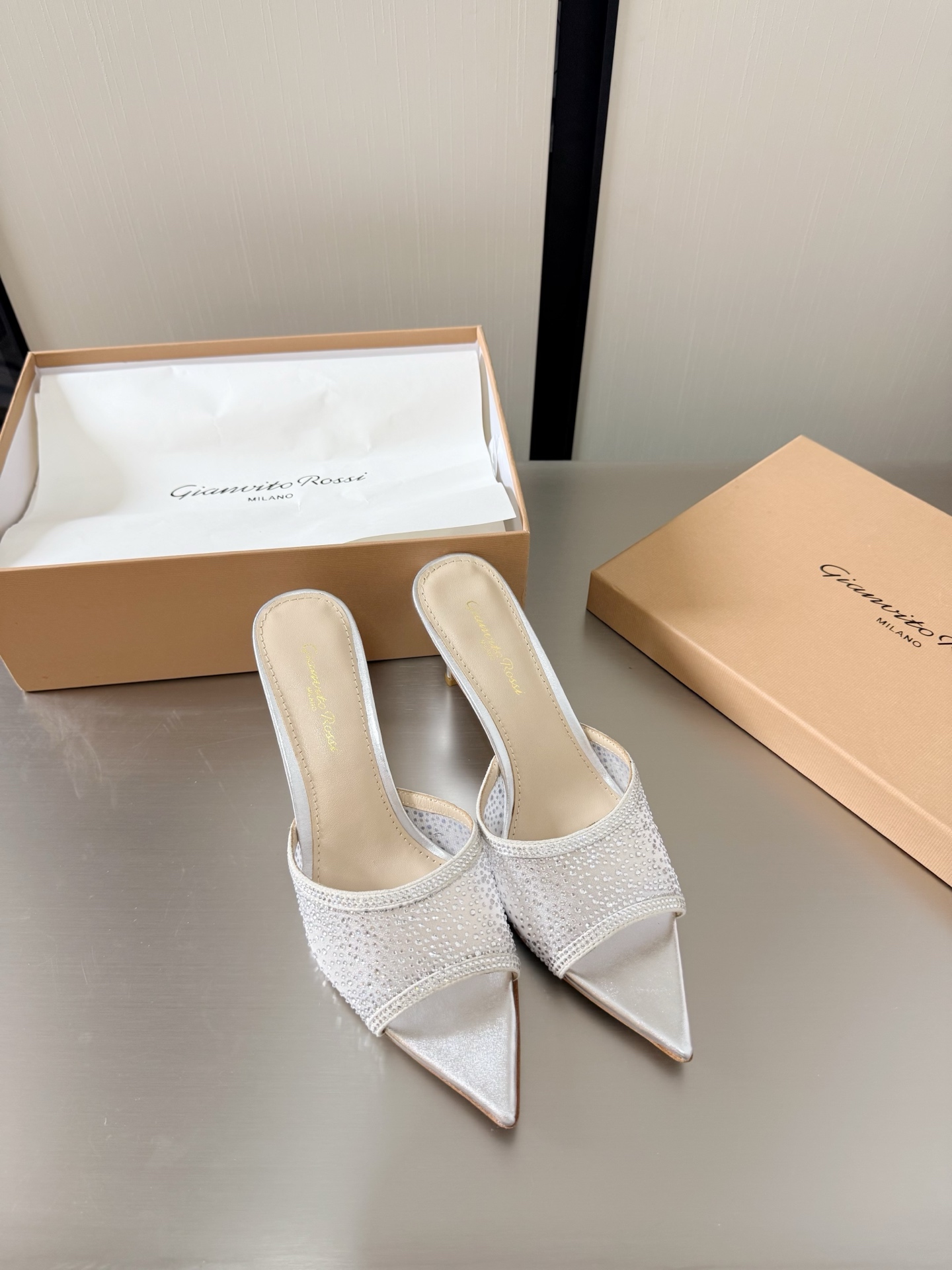 NO:781510,Gianvito Rossi high-heeled pointed toe diamond-encrusted slippers silver super versatile item lining made of lambskin outsole Italian leather outsole brand logo decorative ballet slippers size 34 35 36 37 38 39 40 41 42 (34 40 41 42 customized), high heels and slippers, high  heels,slippers,sheepskin,leather soles19860909GianvitoRossi吉安维托罗西 高跟尖头 镶嵌钻石 拖鞋 银色 超级百搭的一款单品 内里 选用小羊皮 大底意大利真皮大底  品牌logo 装饰芭蕾舞鞋 码数 34 35 36 37 38 39 40 41 42（34 40 41 42 定做）,高跟鞋拖鞋,high heels,slippers,sheepskin,Leather soles,Women's Shoes