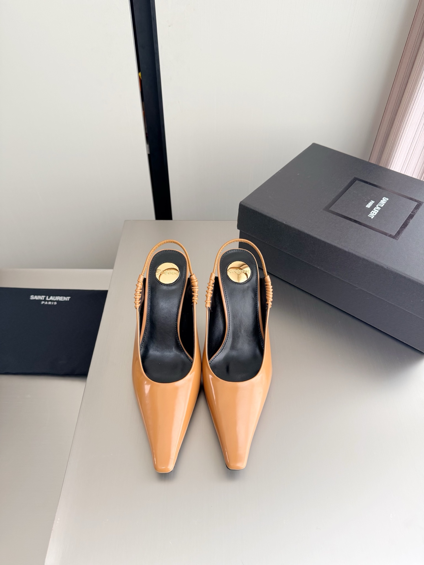 NO:785113,YSL high-heeled pleated back shoes Yvette Saint Laurent Yves Saint Laurent logo Brown Exquisite butter leather The poplar forest that understands women's hearts best Beautiful shoes with no dead ends Support the aura Noble temperament Imported sheepskin lining Fits the feet Comfortable Italian imported genuine leather outsole Size 35 36 37 38 39 40 41 (order 40 41) Comes with counter packaging, high-heeled sandals, saint  laurent,saint laurent,saint laurent,sandals,high heels,sheepskin,Leather soles19860909YSL 高跟褶皱后空鞋 Yvette Saint Laurent圣罗兰logo 棕色 精致  牛油皮 最懂女人心的杨树林 无死角的美鞋 撑起气场 气质高贵  进口羊皮内里 贴脚 舒适 意大利进口真皮大底  码数35 36 37 38 39 40 41 （40 41 订） 配专柜包装,高跟鞋凉鞋,saint laurent,saint laurent,saint laurent,sandals,high heels,sheepskin,Leather soles,Women's Shoes