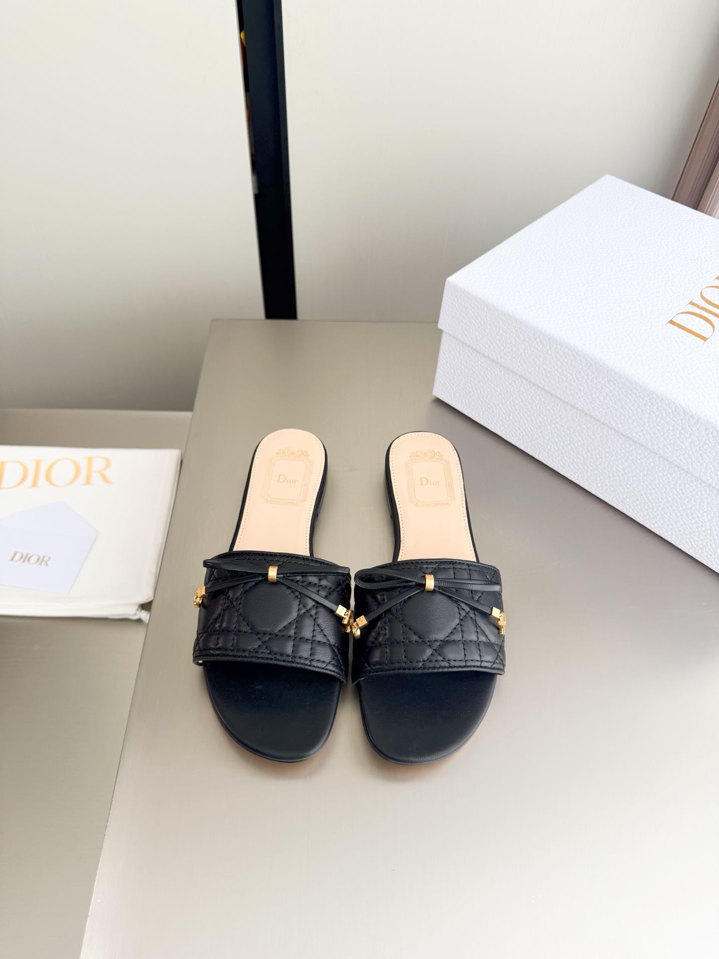 NO:785140,Dior high-quality matching plaid classic slippers, black lambskin, brand logo, plaid, stitching series, brand logo, metal, full texture, shoe shape upgraded to the ultimate foot feel, super beautiful, this year's essential fashion item D-DOLL series of classic pearl accessories are fashionable and versatile, full of girly feeling, more than a little bit happy. One-piece outsole printed with brand logo, decorated with a little bit of fashion. Lambskin lining, Italian genuine leather outsole with brand logo  Size Women's 35 36 37 38 39 40 41 42 (40 41 42 customized size) Comes with original packaging, slippers, dior, slippers, sheepskin, Leather soles19860909Dior 高品质 对版 格子经典拖鞋 黑色小羊皮  品牌logo 格子 车线 系列  品牌 logo金属 质感满满 鞋型升级到极致脚感 超级美 今年必不可少的时尚单品 D-DOLL系列经典珍珠配饰时髦又百搭,少女感十足 欣喜不止一点点  一体成型大底 印有品牌logo,装饰搭配有一点点小时装.  小羊皮内里  意大利真皮大底 带品牌logo  码数 女款 35 36 37 38 39 40 41 42  （40 41 42 定做码数） 配原版包装,拖鞋,dior,slippers,sheepskin,Leather soles,Women's Shoes