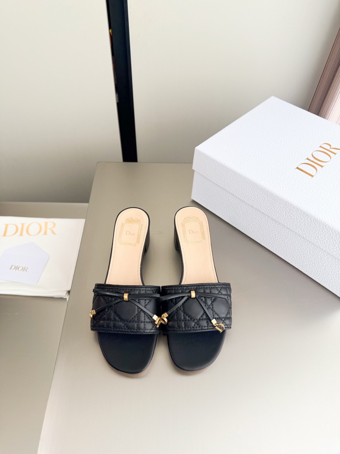 NO:785146,Dior high-quality matching plaid mid-heeled classic slippers, black lambskin, brand logo, plaid stitching series, brand logo, metal, full texture, shoe shape upgraded to the ultimate foot feel, super beautiful, this year's essential fashion item D-DOLL series classic pearl accessories are fashionable and versatile, full of girly feeling, more than a little bit happy. One-piece outsole printed with brand logo, decorated with a little bit of fashion. Lambskin lining Italian leather outsole  With brand logo, size for women, 35 36 37 38 39 40 41 42 (40 41 42 customized size), with original packaging, slippers, dior, slippers, sheepskin, Leather soles19860909Dior 高品质 对版 格子中跟经典拖鞋 黑色小羊皮  品牌logo 格子 车线 系列  品牌 logo金属 质感满满 鞋型升级到极致脚感 超级美 今年必不可少的时尚单品 D-DOLL系列经典珍珠配饰时髦又百搭,少女感十足 欣喜不止一点点  一体成型大底 印有品牌logo,装饰搭配有一点点小时装.  小羊皮内里  意大利真皮大底 带品牌logo  码数 女款 35 36 37 38 39 40 41 42  （40 41 42 定做码数） 配原版包装,拖鞋,dior,slippers,sheepskin,Leather soles,Women's Shoes