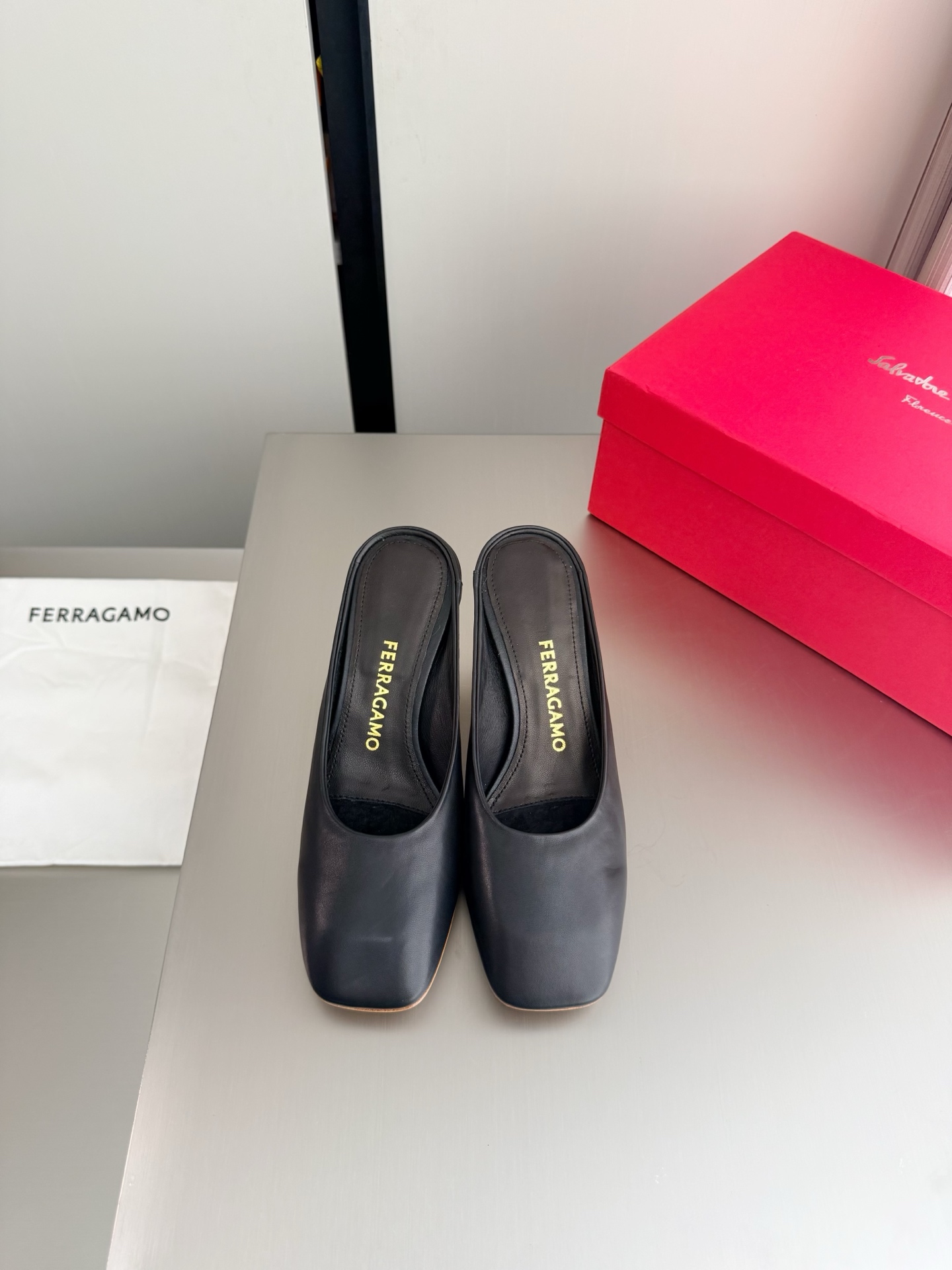 NO:785143,Ferragamo S metal heel series. The inspiration of the new designer. Streamlined metal heel. Lambskin. Stylish brand LOGO. Highly recognizable. Various products are competing for brands. Super series and high-end series will be released first. Paris fashion show style.  This series interprets the new fashion charm and continues the ultra-high heel design. It has won the favor of well-known overseas bloggers and millions of fan bloggers. It is sold well at home and abroad and has been sold out in China. The top version is in candy color. Each color is extremely beautiful and has multiple colors to choose from. Upper shoes: imported lambskin. Lining: lambskin lining. Sole shoes: Original consistent genuine leather outsole. Size: 34 35 36 37 38 39 40 41 42 (female 34).  40 41 42 Order) Packaging: Full set of original packaging, half trailer, ferragamo, ferragamo, sheepskin, Leather soles19860909Ferragamo 菲拉格慕 S金属跟 系列 新任设计师的灵感之作 流线型金属跟 小羊皮   时尚的品牌LOGO持加,具有超辨高识度各品大争牌恐先推后出超系跟高列 巴黎时装秀场款 此系列演绎全新时尚魅力延续超高跟设计,深得海外知名博主青睐千万粉丝博主倾情演绎,畅销海内外国内已经断货,顶级版本糖果色配色,每个颜色都是绝美知知,多颜色供选 面鞋: 进口小羊皮  里内: 小羊皮里  底鞋:原版一致真皮大底 码数: 34 35 36 37 38 39 40 41 42  (女 34 40 41 42 订)  包装: 全套原包版装,半拖,ferragamo,ferragamo,sheepskin,Leather soles,Women's Shoes