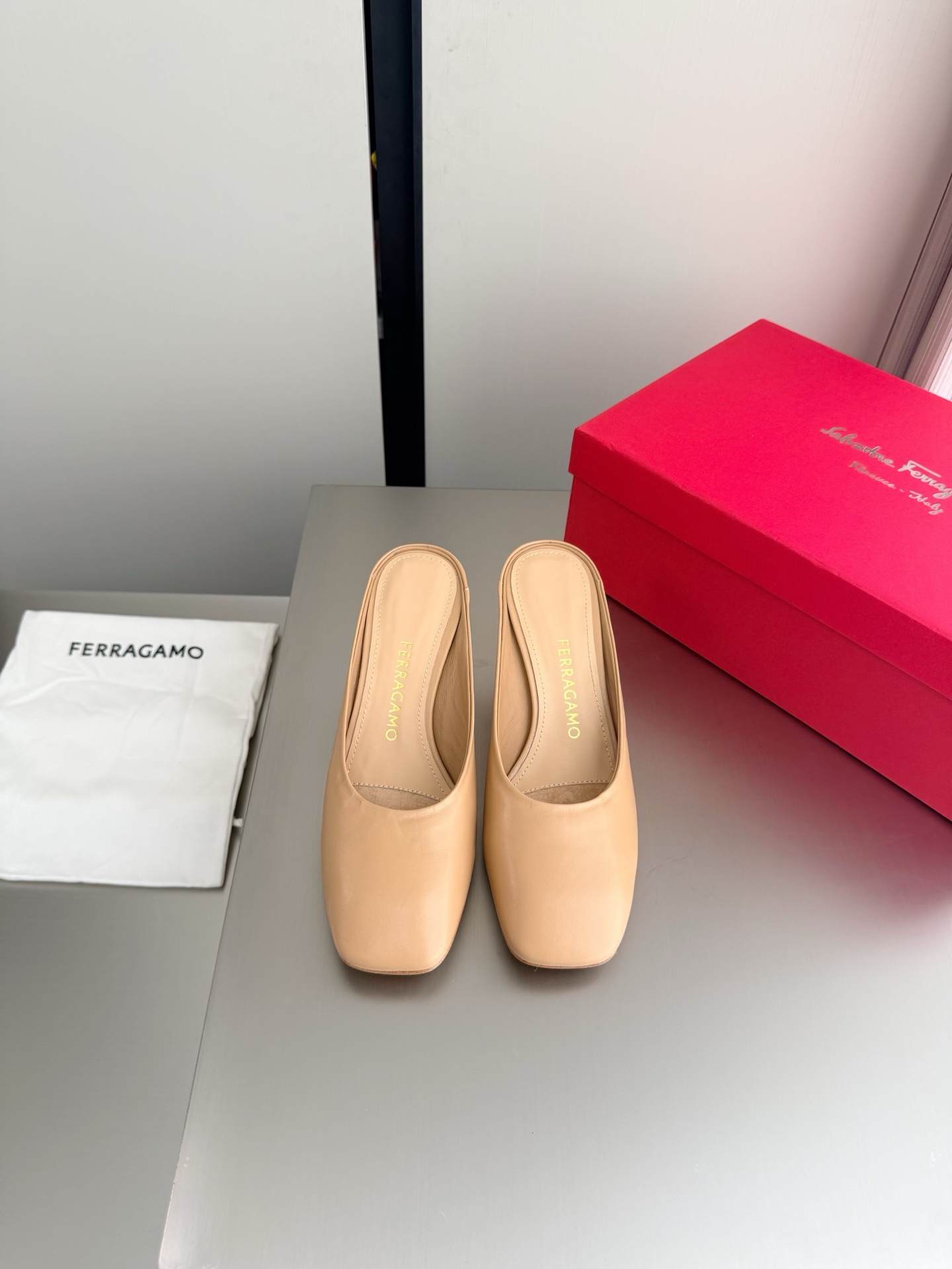 NO:785148,Ferragamo S metal heel series. The inspiration of the new designer. Streamlined metal heel. Apricot lambskin. Original private molded metal heel with F logo. Stylish brand LOGO, highly recognizable. Various products are competing for brands. They will launch super series and high-end series first. Paris fashion show model.  This series interprets the new fashion charm and continues the ultra-high heel design. It has won the favor of well-known overseas bloggers and millions of fan bloggers. It is sold well at home and abroad and has been sold out in China. The top version is in candy color. Each color is extremely beautiful and has multiple colors to choose from. Upper shoes: imported lambskin. Lining: lambskin lining. Sole shoes: Original consistent genuine leather outsole. Size: 34 35 36 37 38 39 40 41 42 (female 34).  40 41 42 Order) Packaging: Full set of original packaging, half trailer, ferragamo, ferragamo, sheepskin, Leather soles19860909Ferragamo 菲拉格慕 S金属跟 系列 新任设计师的灵感之作 流线型金属跟 杏色小羊皮  原版私家开模金属跟带有 F logo字样  时尚的品牌LOGO持加,具有超辨高识度各品大争牌恐先推后出超系跟高列 巴黎时装秀场款 此系列演绎全新时尚魅力延续超高跟设计,深得海外知名博主青睐千万粉丝博主倾情演绎,畅销海内外国内已经断货,顶级版本糖果色配色,每个颜色都是绝美知知,多颜色供选 面鞋: 进口小羊皮  里内: 小羊皮里  底鞋:原版一致真皮大底 码数: 34 35 36 37 38 39 40 41 42  (女 34 40 41 42 订)  包装: 全套原包版装,半拖,ferragamo,ferragamo,sheepskin,Leather soles,Women's Shoes