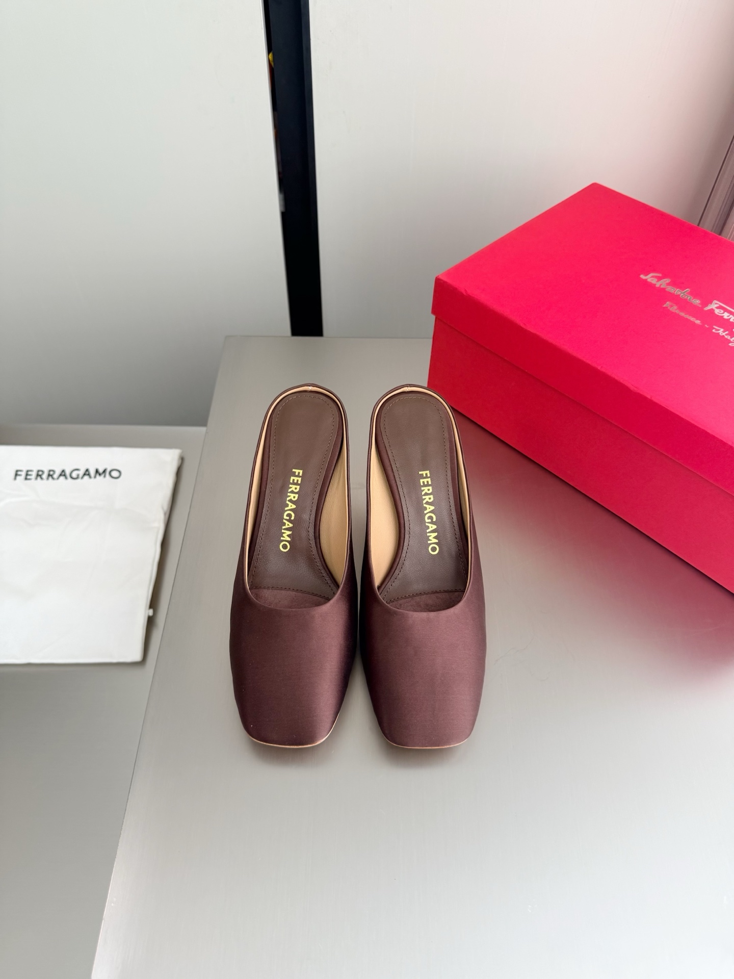 NO:785154,Ferragamo S metal heel series. The inspiration of the new designer. Streamlined metal heel. Burgundy. Silk (imported silk). Original private model. With F logo. Stylish brand LOGO. Highly recognizable. Various products are competing for brands. They will launch super series heels first. Paris fashion show style.  This series interprets the new fashion charm and continues the ultra-high heel design. It has won the favor of well-known overseas bloggers and millions of fan bloggers. It is sold well at home and abroad and is out of stock in China. The top version is in candy color. Each color is extremely beautiful and has multiple colors to choose from. Upper shoes: imported silk material. Lining: lambskin lining. Sole shoes: original consistent leather outsole. Size: 34 35 36 37 38 39 40 41 42 (female 34).  40 41 42 Order) Packaging: Full set of original packaging, half drag, ferragamo, ferragamo, sheepskin, real silk, Leather soles19860909Ferragamo 菲拉格慕 S金属跟 系列 新任设计师的灵感之作 流线型金属跟 酒红色 真丝（进口真丝）  原版私家开模跟型 带有 F logo 字样 时尚的品牌LOGO持加,具有超辨高识度各品大争牌恐先推后出超系跟高列 巴黎时装秀场款 此系列演绎全新时尚魅力延续超高跟设计,深得海外知名博主青睐千万粉丝博主倾情演绎,畅销海内外国内已经断货,顶级版本糖果色配色,每个颜色都是绝美知知,多颜色供选 面鞋: 进口真丝材质  里内: 小羊皮里  底鞋:原版一致真皮大底 码数: 34 35 36 37 38 39 40 41 42  (女 34 40 41 42 订)  包装: 全套原包版装,半拖,ferragamo,ferragamo,sheepskin,real silk,Leather soles,Women's Shoes