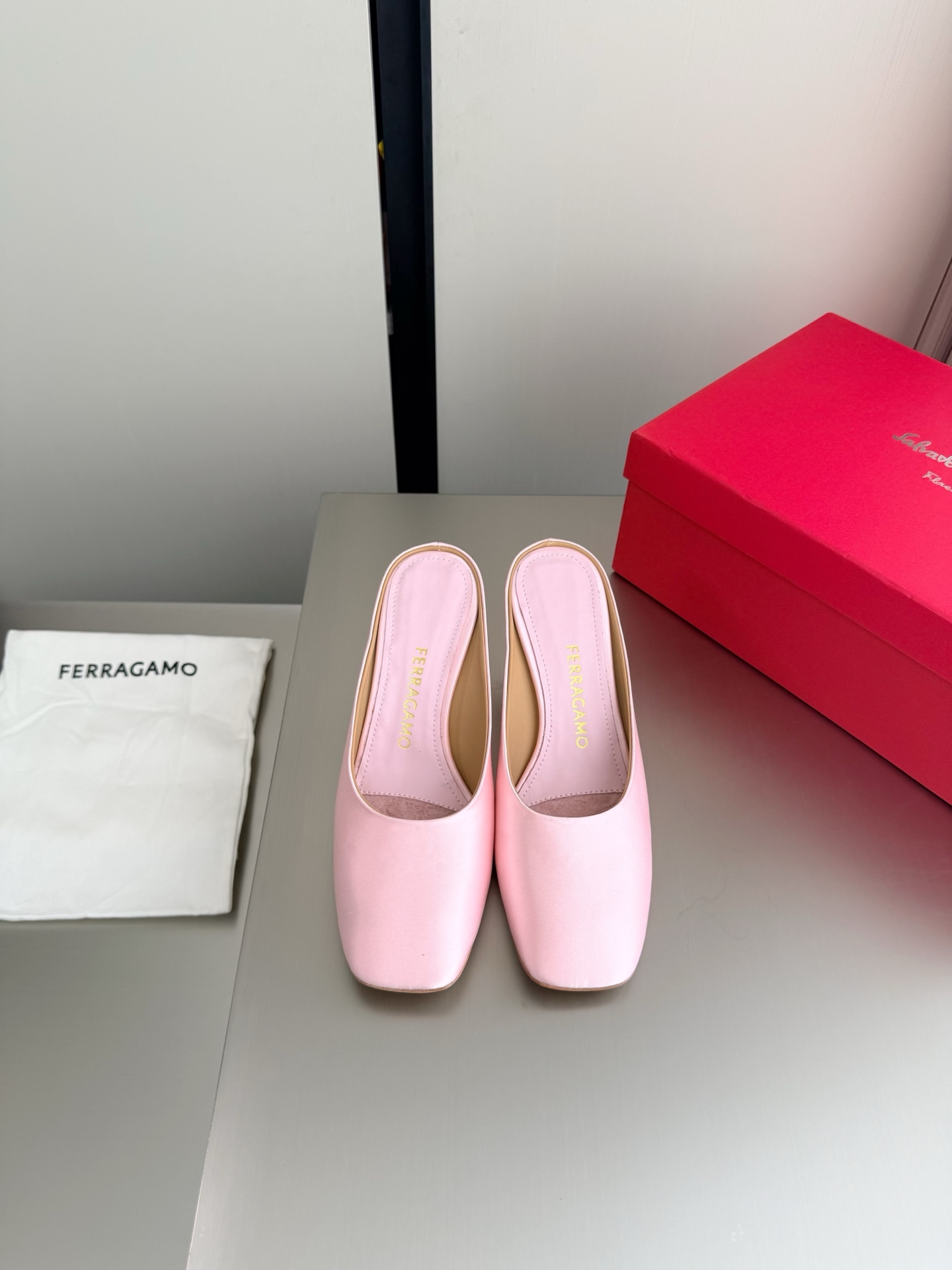 NO:785105,Ferragamo S metal heel series, the inspiration of the new designer, streamlined metal heel, pink silk (imported silk), original private model heel, with F logo, fashionable brand LOGO, super recognizable and high-end, competing for brands, launching super series heels first, Paris fashion show style  This series interprets the new fashion charm and continues the ultra-high heel design. It has won the favor of well-known overseas bloggers and millions of fan bloggers. It is sold well at home and abroad and is out of stock in China. The top version is in candy color. Each color is extremely beautiful and has multiple colors to choose from. Upper shoes: imported silk material. Lining: lambskin lining. Sole shoes: original consistent leather outsole. Size: 34 35 36 37 38 39 40 41 42 (female 34).  40 41 42 Order) Packaging: Full set of original packaging, half drag, ferragamo, ferragamo, sheepskin, real silk, Leather soles19860909Ferragamo 菲拉格慕 S金属跟 系列 新任设计师的灵感之作 流线型金属跟 粉色 真丝（进口真丝）  原版私家开模跟型 带有 F logo 字样 时尚的品牌LOGO持加,具有超辨高识度各品大争牌恐先推后出超系跟高列 巴黎时装秀场款 此系列演绎全新时尚魅力延续超高跟设计,深得海外知名博主青睐千万粉丝博主倾情演绎,畅销海内外国内已经断货,顶级版本糖果色配色,每个颜色都是绝美知知,多颜色供选 面鞋: 进口真丝材质  里内: 小羊皮里  底鞋:原版一致真皮大底 码数: 34 35 36 37 38 39 40 41 42  (女 34 40 41 42 订)  包装: 全套原包版装,半拖,ferragamo,ferragamo,sheepskin,real silk,Leather soles,Women's Shoes