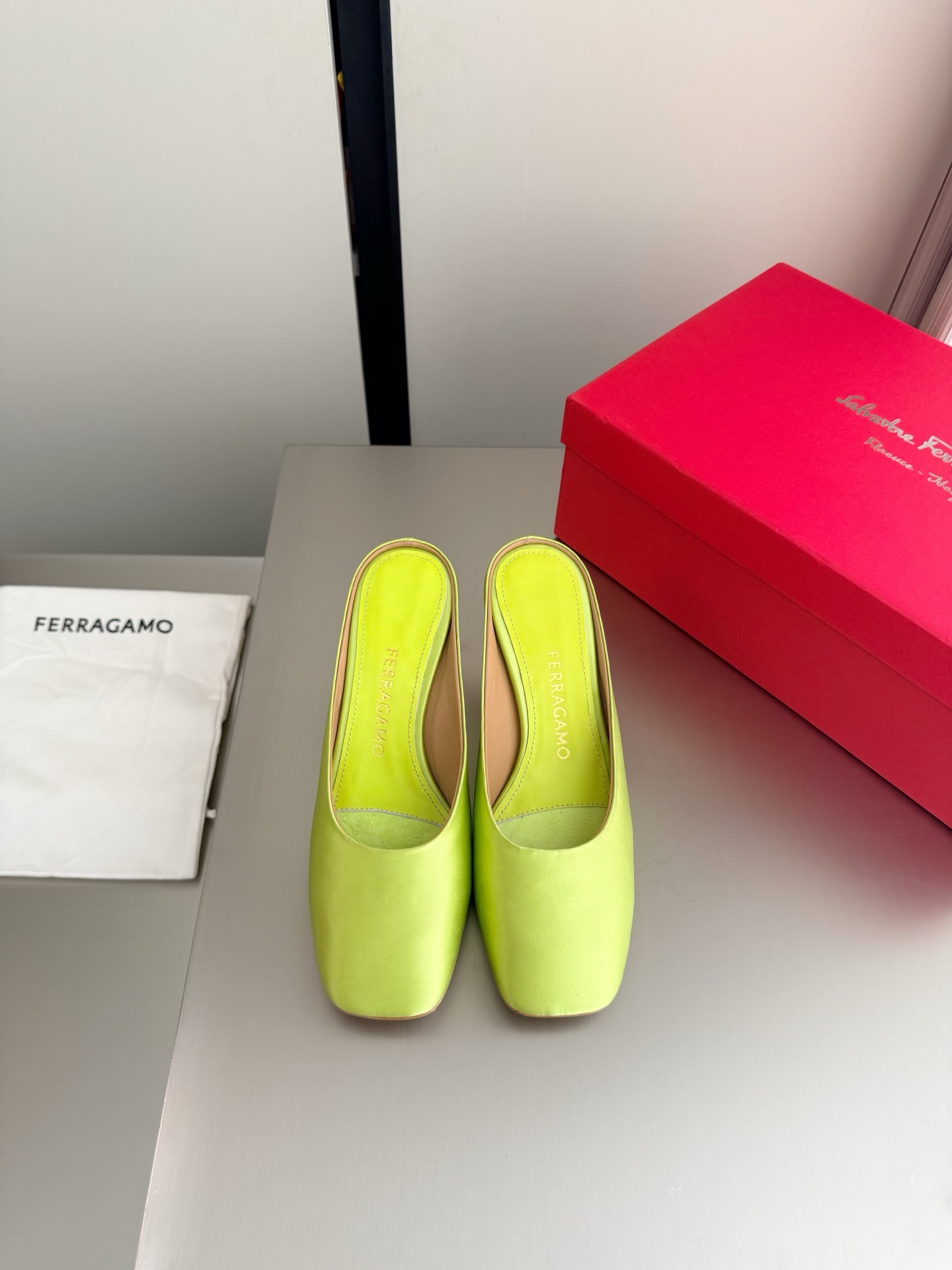 NO:785111,Ferragamo S metal heel series. The inspiration of the new designer. Streamlined metal heel. Emerald green. Silk (imported silk). Original private model. With F logo. Stylish brand LOGO. Highly recognizable. Various products are competing for brands. They will launch super series heels first. Paris fashion show style.  This series interprets the new fashion charm and continues the ultra-high heel design. It has won the favor of well-known overseas bloggers and millions of fan bloggers. It is sold well at home and abroad and is out of stock in China. The top version is in candy color. Each color is extremely beautiful and has multiple colors to choose from. Upper shoes: imported silk material. Lining: lambskin lining. Sole shoes: original consistent leather outsole. Size: 34 35 36 37 38 39 40 41 42 (female 34).  40 41 42 Order) Packaging: Full set of original packaging, half drag, ferragamo, ferragamo, sheepskin, real silk, Leather soles19860909Ferragamo 菲拉格慕 S金属跟 系列 新任设计师的灵感之作 流线型金属跟 翠绿色 真丝（进口真丝）  原版私家开模跟型 带有 F logo 字样 时尚的品牌LOGO持加,具有超辨高识度各品大争牌恐先推后出超系跟高列 巴黎时装秀场款 此系列演绎全新时尚魅力延续超高跟设计,深得海外知名博主青睐千万粉丝博主倾情演绎,畅销海内外国内已经断货,顶级版本糖果色配色,每个颜色都是绝美知知,多颜色供选 面鞋: 进口真丝材质  里内: 小羊皮里  底鞋:原版一致真皮大底 码数: 34 35 36 37 38 39 40 41 42  (女 34 40 41 42 订)  包装: 全套原包版装,半拖,ferragamo,ferragamo,sheepskin,real silk,Leather soles,Women's Shoes