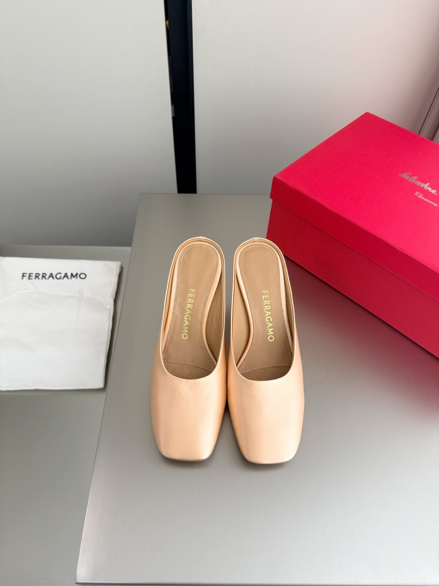 NO:785117,Ferragamo S metal heel series is the inspiration of the new designer. Streamlined metal heel. Apricot color. Silk (imported silk). Original private model heel. With F logo. Stylish brand LOGO. Highly recognizable. Various products are competing for brands. They will launch super series heels first. Paris fashion show style.  This series interprets the new fashion charm and continues the ultra-high heel design. It has won the favor of well-known overseas bloggers and millions of fan bloggers. It is sold well at home and abroad and is out of stock in China. The top version is in candy color. Each color is extremely beautiful and has multiple colors to choose from. Upper shoes: imported silk material. Lining: lambskin lining. Sole shoes: original consistent leather outsole. Size: 34 35 36 37 38 39 40 41 42 (female 34).  40 41 42 Order) Packaging: Full set of original packaging, half drag, ferragamo, ferragamo, sheepskin, real silk, Leather soles19860909Ferragamo 菲拉格慕 S金属跟 系列 新任设计师的灵感之作 流线型金属跟 杏色 真丝（进口真丝）  原版私家开模跟型 带有 F logo 字样 时尚的品牌LOGO持加,具有超辨高识度各品大争牌恐先推后出超系跟高列 巴黎时装秀场款 此系列演绎全新时尚魅力延续超高跟设计,深得海外知名博主青睐千万粉丝博主倾情演绎,畅销海内外国内已经断货,顶级版本糖果色配色,每个颜色都是绝美知知,多颜色供选 面鞋: 进口真丝材质  里内: 小羊皮里  底鞋:原版一致真皮大底 码数: 34 35 36 37 38 39 40 41 42  (女 34 40 41 42 订)  包装: 全套原包版装,半拖,ferragamo,ferragamo,sheepskin,real silk,Leather soles,Women's Shoes