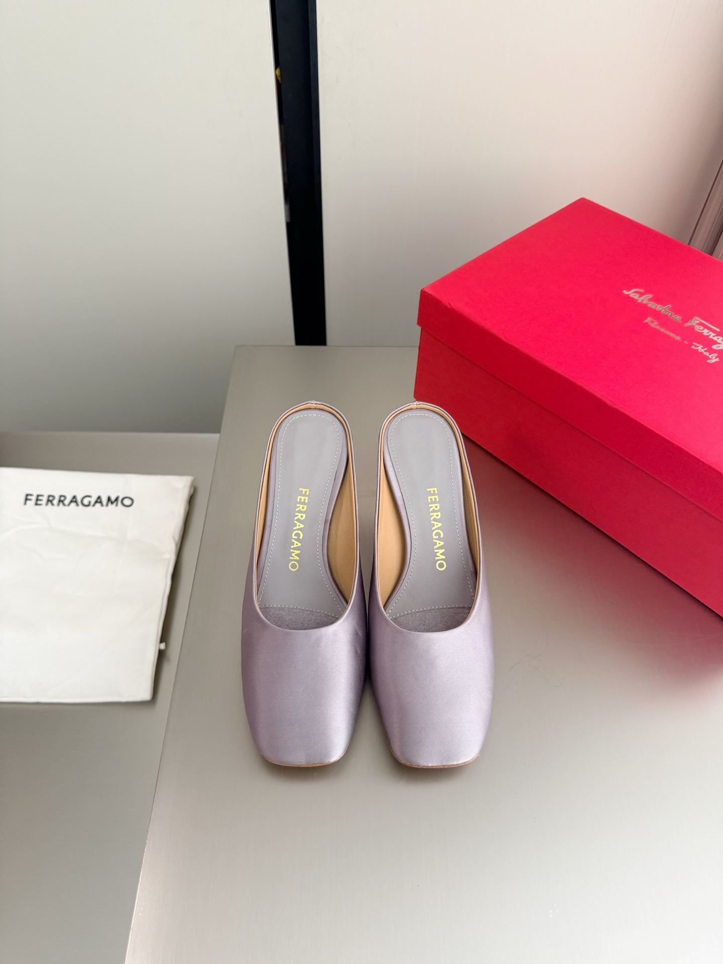 NO:785123,Ferragamo S metal heel series. The inspiration of the new designer. Streamlined metal heel. Gray silk (imported silk). Original private mold heel. With F logo. Stylish brand LOGO. Highly recognizable. Various products are competing for brands. They will launch super series heels first. Paris fashion show style.  This series interprets the new fashion charm and continues the ultra-high heel design. It has won the favor of well-known overseas bloggers and millions of fan bloggers. It is sold well at home and abroad and is out of stock in China. The top version is in candy color. Each color is extremely beautiful and has multiple colors to choose from. Upper shoes: imported silk material. Lining: lambskin lining. Sole shoes: original consistent leather outsole. Size: 34 35 36 37 38 39 40 41 42 (female 34).  40 41 42 Order) Packaging: Full set of original packaging, half drag, ferragamo, ferragamo, sheepskin, real silk, Leather soles19860909Ferragamo 菲拉格慕 S金属跟 系列 新任设计师的灵感之作 流线型金属跟 灰色 真丝（进口真丝）  原版私家开模跟型 带有 F logo 字样 时尚的品牌LOGO持加,具有超辨高识度各品大争牌恐先推后出超系跟高列 巴黎时装秀场款 此系列演绎全新时尚魅力延续超高跟设计,深得海外知名博主青睐千万粉丝博主倾情演绎,畅销海内外国内已经断货,顶级版本糖果色配色,每个颜色都是绝美知知,多颜色供选 面鞋: 进口真丝材质  里内: 小羊皮里  底鞋:原版一致真皮大底 码数: 34 35 36 37 38 39 40 41 42  (女 34 40 41 42 订)  包装: 全套原包版装,半拖,ferragamo,ferragamo,sheepskin,real silk,Leather soles,Women's Shoes