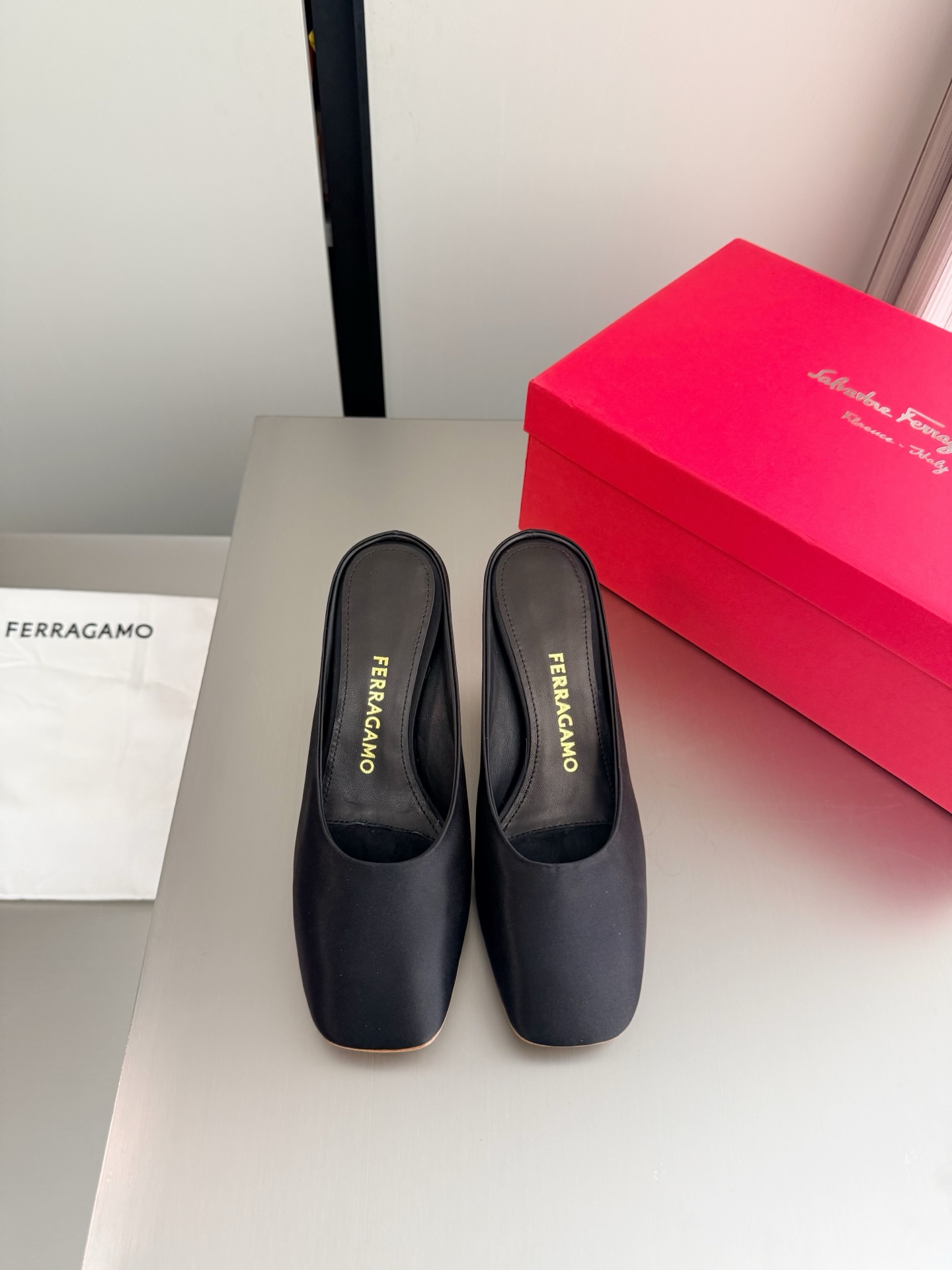NO:785128,Ferragamo S metal heel series, the inspiration of the new designer, streamlined metal heel, black silk (imported silk), original private molded heel type, with F logo word, fashionable brand LOGO, super recognizable and high-recognition, various products are competing for brands, and super series heels will be launched first. Paris fashion show style  This series interprets the new fashion charm and continues the ultra-high heel design. It has won the favor of well-known overseas bloggers and millions of fan bloggers. It is sold well at home and abroad and is out of stock in China. The top version is in candy color. Each color is extremely beautiful and has multiple colors to choose from. Upper shoes: imported silk material. Lining: lambskin lining. Sole shoes: original consistent leather outsole. Size: 34 35 36 37 38 39 40 41 42 (female 34).  40 41 42 Order) Packaging: Full set of original packaging, half drag, ferragamo, ferragamo, sheepskin, real silk, Leather soles19860909Ferragamo 菲拉格慕 S金属跟 系列 新任设计师的灵感之作 流线型金属跟 黑色 真丝（进口真丝）  原版私家开模跟型 带有 F logo 字样 时尚的品牌LOGO持加,具有超辨高识度各品大争牌恐先推后出超系跟高列 巴黎时装秀场款 此系列演绎全新时尚魅力延续超高跟设计,深得海外知名博主青睐千万粉丝博主倾情演绎,畅销海内外国内已经断货,顶级版本糖果色配色,每个颜色都是绝美知知,多颜色供选 面鞋: 进口真丝材质  里内: 小羊皮里  底鞋:原版一致真皮大底 码数: 34 35 36 37 38 39 40 41 42  (女 34 40 41 42 订)  包装: 全套原包版装,半拖,ferragamo,ferragamo,sheepskin,real silk,Leather soles,Women's Shoes
