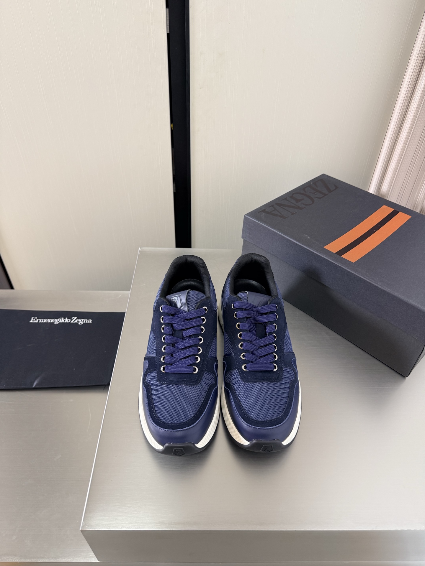 NO:783989,ZEGNA straps classic men's casual shoes dark blue calfskin with technical fabrics Zegna outsole hand-stitched Pursuing excellent details Zegna is for successful people, business elites, and men who have a certain pursuit of fashion. They do not necessarily pursue big-name logos, but they must be of high quality and classic style. Zegna's clothes are usually not too ostentatious, but you can feel the self-evident sense of high-end when you wear them. The design lines are very stylish, simple and pure tones, original mold opening  Comfortable street —————————————————— Logo Craftsmanship Leading the cutting edge Fabric Calfskin Lining Lambskin Original molded outsole Size 39 40 41 42 43 44 45 46 (order 45 46) Comes with a full set of packaging, casual shoes/sports shoes, zegna, sneakers, cowhide, sheepskin19860909ZEGNA 杰尼亚 绑带 经典男士休闲鞋 深蓝色 小牛皮搭配科技面料 杰尼亚  大底手工串线 追求卓越细节  杰尼亚为成功人士、商界精英,还有就是对时尚有一定追求的男性.他们不一定追求大牌的logo,但一定要品质上乘,风格经典.杰尼亚的衣服通常不会太张扬,但穿上身就能感受到那种不言而喻的高级感. 设计的线条 很有格调 简单纯粹得色调 原版开模 舒适炸街 ———————————————————— logo 工艺 引领前沿 面料 小牛皮 内里 小羊皮 原版成型大底    码数39 40 41 42 43 44 45 46（45 46 订） 配全套包装,休闲鞋/运动鞋,zegna,sneakers,cowhide,sheepskin,Women's Shoes