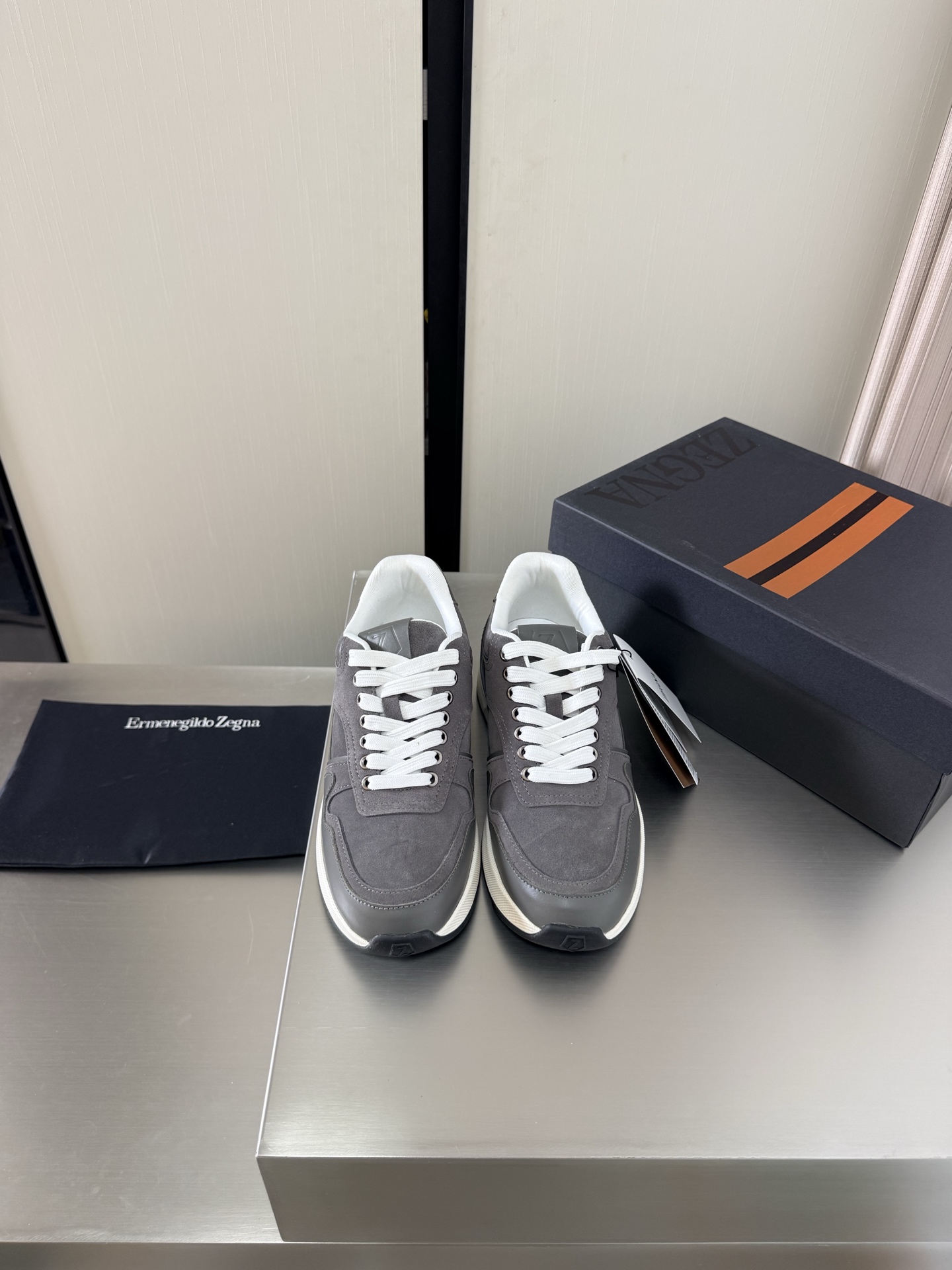 NO:783993,ZEGNA lace-up classic men's casual shoes gray calfskin with technical fabrics Zegna outsole hand-stitched Pursuit of excellence in details Zegna is for successful people, business elites, and men who have a certain pursuit of fashion. They do not necessarily pursue big-name logos, but they must be of high quality and classic style. Zegna's clothes are usually not too ostentatious, but you can feel the self-evident sense of high-end when you put them on. The design lines are very stylish, the tone is simple and pure, and the original mold is opened  Comfortable street —————————————————— Logo Craftsmanship Leading the cutting edge Fabric Calfskin Lining Lambskin Original molded outsole Size 39 40 41 42 43 44 45 46 (order 45 46) Comes with a full set of packaging, casual shoes/sports shoes, zegna, sneakers, cowhide, sheepskin19860909ZEGNA 杰尼亚 绑带 经典男士休闲鞋 灰色 小牛皮搭配科技面料 杰尼亚  大底手工串线 追求卓越细节  杰尼亚为成功人士、商界精英,还有就是对时尚有一定追求的男性.他们不一定追求大牌的logo,但一定要品质上乘,风格经典.杰尼亚的衣服通常不会太张扬,但穿上身就能感受到那种不言而喻的高级感. 设计的线条 很有格调 简单纯粹得色调 原版开模 舒适炸街 ———————————————————— logo 工艺 引领前沿 面料 小牛皮 内里 小羊皮 原版成型大底    码数39 40 41 42 43 44 45 46（45 46 订） 配全套包装,休闲鞋/运动鞋,zegna,sneakers,cowhide,sheepskin,Women's Shoes