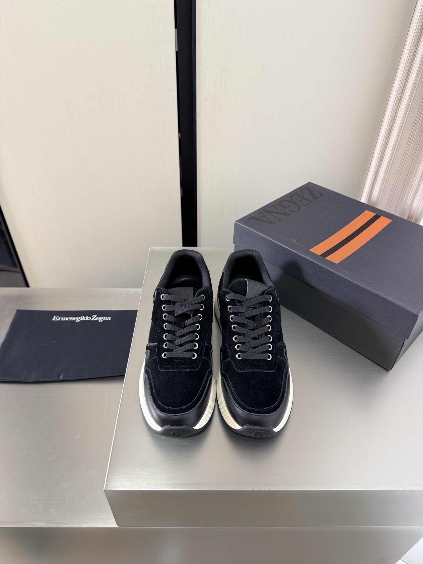 NO:783997,ZEGNA lace-up classic men's casual shoes black calfskin with technical fabrics Zegna outsole hand-stitched Pursuit of excellence in details Zegna is for successful people, business elites, and men who have a certain pursuit of fashion. They do not necessarily pursue big-name logos, but they must be of high quality and classic style. Zegna's clothes are usually not too ostentatious, but you can feel the self-evident sense of high-end when you put them on. The design lines are very stylish, the tone is simple and pure, and the original mold is opened  Comfortable street —————————————————— Logo Craftsmanship Leading the cutting edge Fabric Calfskin Lining Lambskin Original molded outsole Size 39 40 41 42 43 44 45 46 (order 45 46) Comes with a full set of packaging, casual shoes/sports shoes, zegna, sneakers, cowhide, sheepskin19860909ZEGNA 杰尼亚 绑带 经典男士休闲鞋 黑色 小牛皮搭配科技面料 杰尼亚  大底手工串线 追求卓越细节  杰尼亚为成功人士、商界精英,还有就是对时尚有一定追求的男性.他们不一定追求大牌的logo,但一定要品质上乘,风格经典.杰尼亚的衣服通常不会太张扬,但穿上身就能感受到那种不言而喻的高级感. 设计的线条 很有格调 简单纯粹得色调 原版开模 舒适炸街 ———————————————————— logo 工艺 引领前沿 面料 小牛皮 内里 小羊皮 原版成型大底    码数39 40 41 42 43 44 45 46（45 46 订） 配全套包装,休闲鞋/运动鞋,zegna,sneakers,cowhide,sheepskin,Women's Shoes