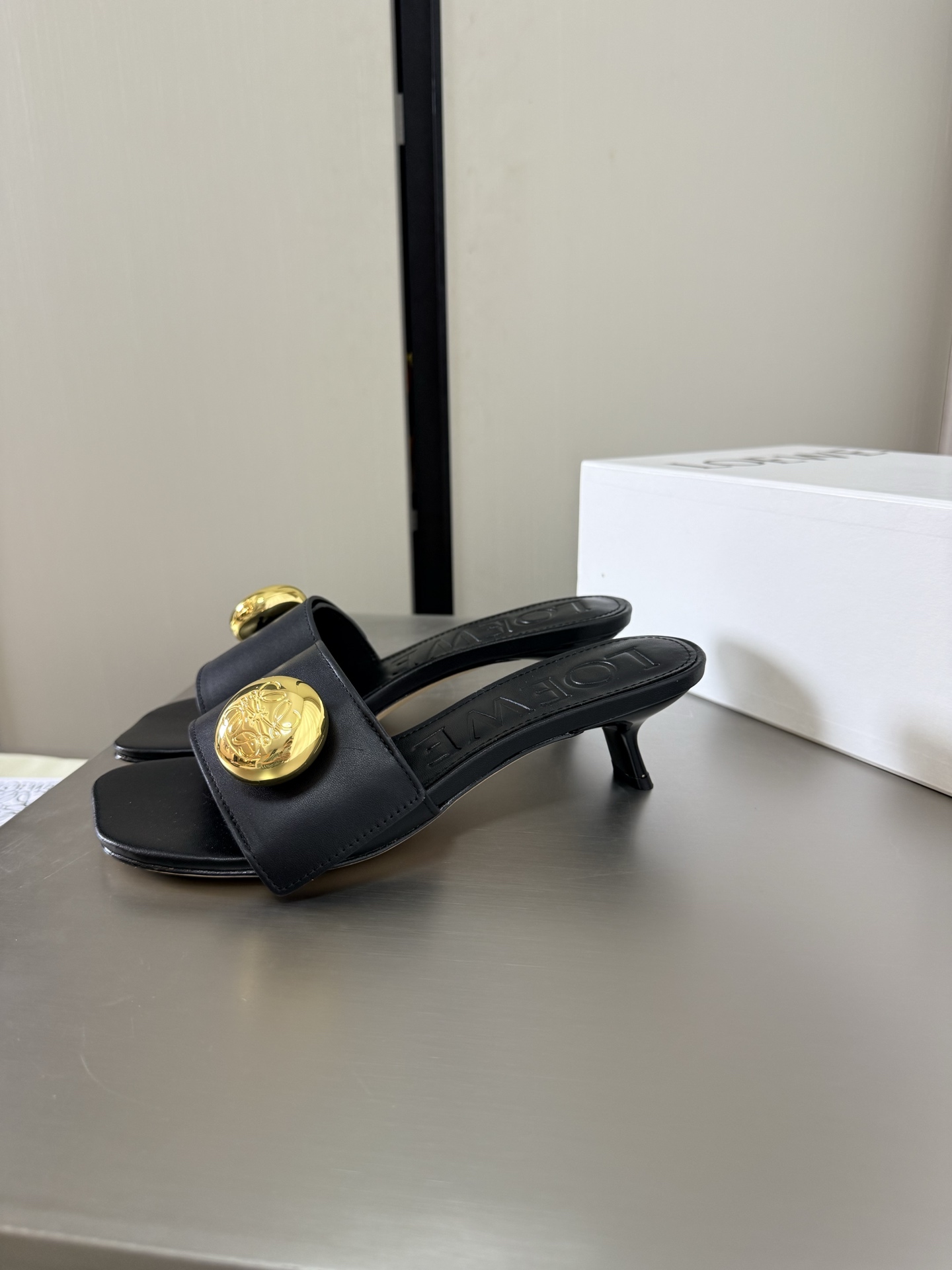 NO:785040,Mid-heel round buckle logo slippers Loewe slippers soft and comfortable upper lambskin lining: lambskin Italian genuine leather injection outsole black (rubber sole 230) loewe super versatile in autumn cat heel toe shoes This is comfortable and versatile! Super suitable for wide and high insteps, no running-in period required, and the old color is very special, and there will be no deep crease marks Recommended index: loewe soft and comfortable 35  36 37 38 39 40 41 42 43 (40 41 42 43 customized code number) configured with original packaging, slippers, loewe, loewe, slippers, sheepskin19860909中跟圆扣 logo 拖鞋 罗意威 Loewe 拖鞋 柔软舒适 鞋面小羊皮 内里: 小羊皮 意大利真皮注塑大底 黑色（橡胶底230） loewe秋日超百搭 猫跟包头单鞋 这款舒服又百搭! 超级适合宽和高脚背,不需要磨合期,并且做旧色很特别,也不会有很深的褶痕印 推荐指数: loewe 柔美舒适 35 36 37 38 39 40 41 42 43（40 41 42 43 定制码数） 配置原版包装,拖鞋,loewe,loewe,slippers,sheepskin,Women's Shoes