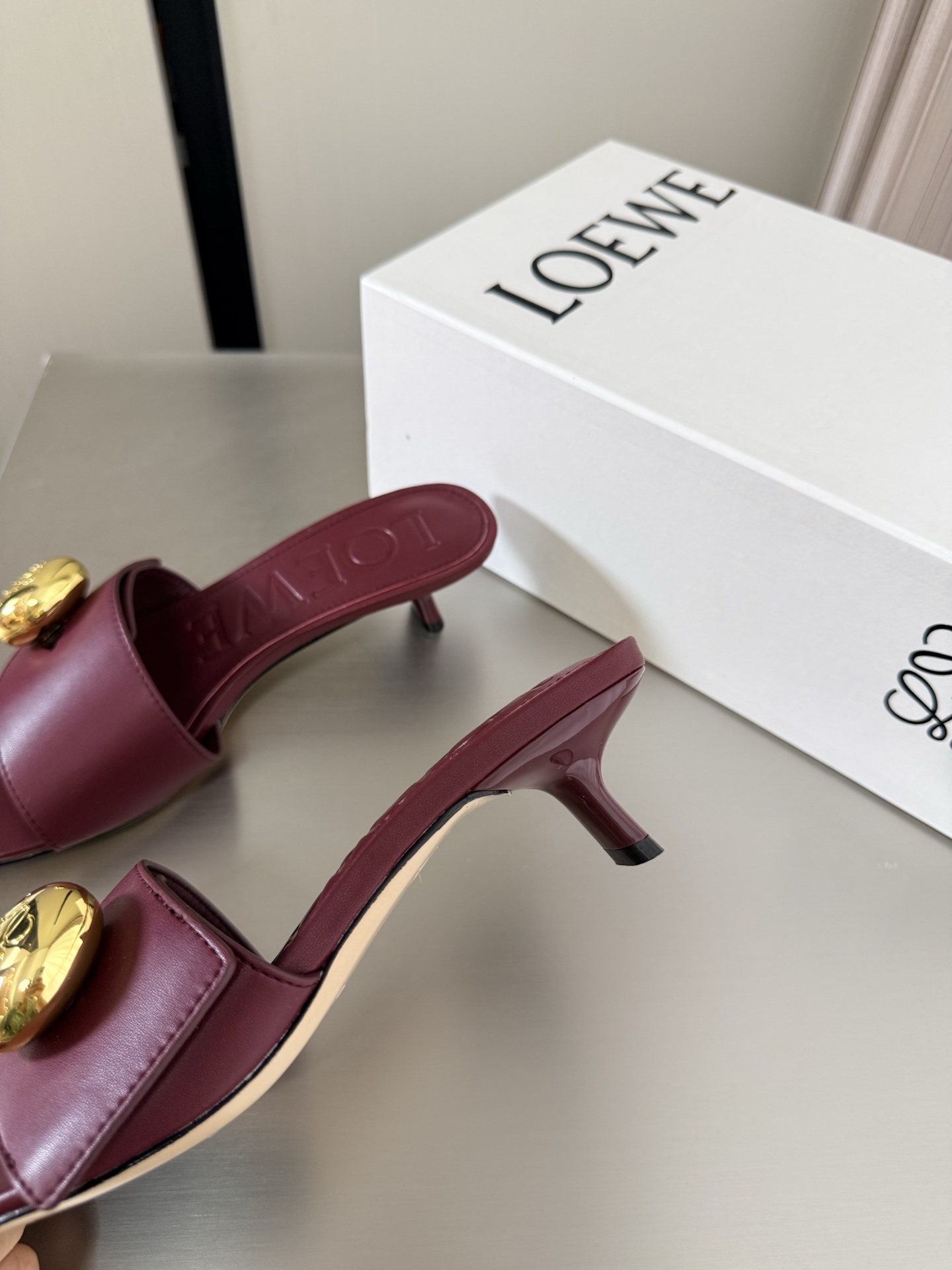 NO:785046,Mid-heel round buckle logo slippers Loewe slippers Soft and comfortable Lambskin upper Lining: Lambskin Italian genuine leather injection outsole Burgundy (rubber sole 230) loewe super versatile in autumn Cat heel toe shoes This is comfortable and versatile! Super suitable for wide and high insteps, no running-in period required, and the old color is very special, and there will be no deep crease marks Recommended index: loewe Soft and comfortable  35 36 37 38 39 40 41 42 43 (40 41 42 43 customized code number) equipped with original packaging, slippers, loewe, loewe, slippers, sheepskin19860909中跟圆扣 logo 拖鞋 罗意威 Loewe 拖鞋 柔软舒适 鞋面小羊皮 内里: 小羊皮 意大利真皮注塑大底 酒红色（橡胶底230） loewe秋日超百搭 猫跟包头单鞋 这款舒服又百搭! 超级适合宽和高脚背,不需要磨合期,并且做旧色很特别,也不会有很深的褶痕印 推荐指数: loewe 柔美舒适 35 36 37 38 39 40 41 42 43（40 41 42 43 定制码数） 配置原版包装,拖鞋,loewe,loewe,slippers,sheepskin,Women's Shoes