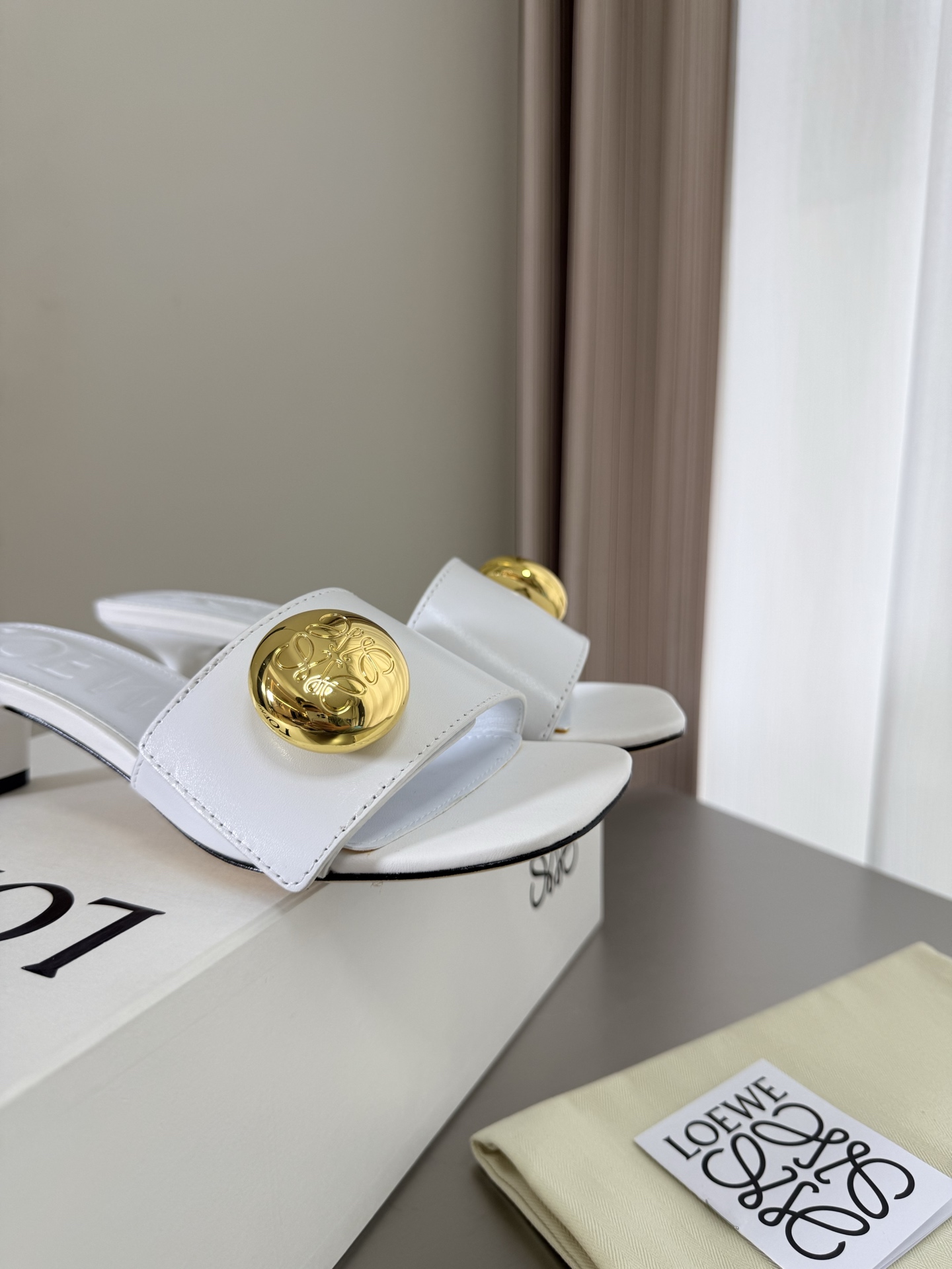 NO:785051,Mid-heel round buckle logo slippers Loewe slippers soft and comfortable lambskin upper lining: lambskin Italian genuine leather injection outsole white (rubber sole 230) loewe super versatile in autumn cat heel toe shoes This is comfortable and versatile! Super suitable for wide and high insteps, no running-in period is required, and the old color is very special, and there will be no deep crease marks Recommended index: loewe soft and comfortable 35  36 37 38 39 40 41 42 43 (40 41 42 43 customized code number) configured with original packaging, slippers, loewe, loewe, slippers, sheepskin19860909中跟圆扣 logo 拖鞋 罗意威 Loewe 拖鞋 柔软舒适 鞋面小羊皮 内里: 小羊皮 意大利真皮注塑大底 白色（橡胶底230） loewe秋日超百搭 猫跟包头单鞋 这款舒服又百搭! 超级适合宽和高脚背,不需要磨合期,并且做旧色很特别,也不会有很深的褶痕印 推荐指数: loewe 柔美舒适 35 36 37 38 39 40 41 42 43（40 41 42 43 定制码数） 配置原版包装,拖鞋,loewe,loewe,slippers,sheepskin,Women's Shoes