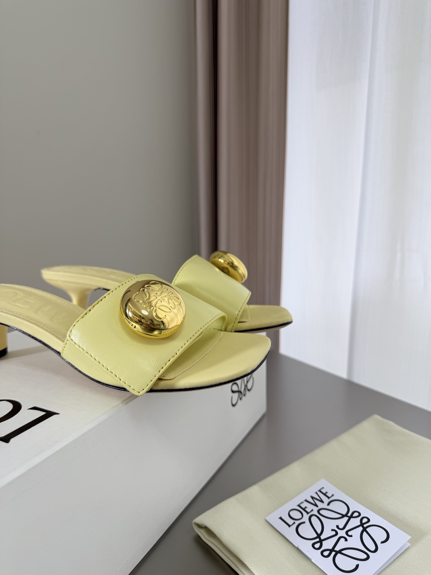 NO:785058,Mid-heel round buckle logo slippers Loewe slippers soft and comfortable lambskin upper lining: lambskin Italian genuine leather injection outsole yellow (rubber sole 230) loewe super versatile in autumn cat heel toe shoes This is comfortable and versatile! Super suitable for wide and high insteps, no running-in period required, and the old color is very special, and there will be no deep crease marks Recommended index: loewe soft and comfortable 35  36 37 38 39 40 41 42 43 (40 41 42 43 customized code number) configured with original packaging, slippers, loewe, loewe, slippers, sheepskin19860909中跟圆扣 logo 拖鞋 罗意威 Loewe 拖鞋 柔软舒适 鞋面小羊皮 内里: 小羊皮 意大利真皮注塑大底 黄色（橡胶底230） loewe秋日超百搭 猫跟包头单鞋 这款舒服又百搭! 超级适合宽和高脚背,不需要磨合期,并且做旧色很特别,也不会有很深的褶痕印 推荐指数: loewe 柔美舒适 35 36 37 38 39 40 41 42 43（40 41 42 43 定制码数） 配置原版包装,拖鞋,loewe,loewe,slippers,sheepskin,Women's Shoes