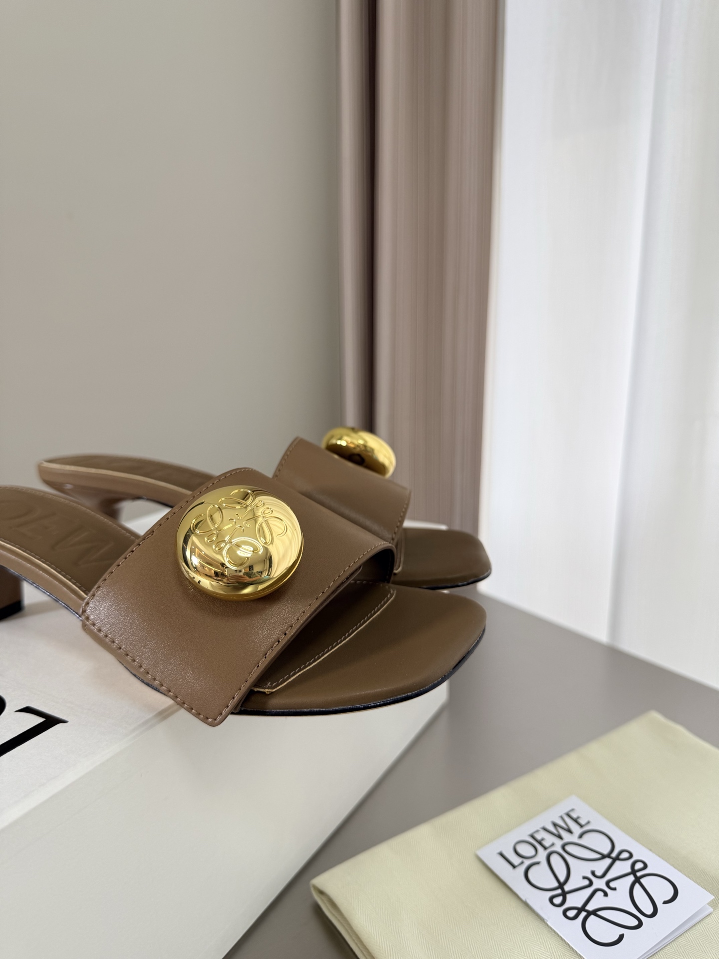 NO:785062,Mid-heel round buckle logo slippers Loewe slippers soft and comfortable upper lambskin lining: lambskin Italian genuine leather injection outsole brown (rubber sole 230) loewe super versatile in autumn cat heel toe shoes This is comfortable and versatile! Super suitable for wide and high insteps, no break-in period is required, and the old color is very special, and there will be no deep creases. Recommendation index: loewe soft and comfortable 35  36 37 38 39 40 41 42 43 (40 41 42 43 customized code number) configured with original packaging, slippers, loewe, loewe, slippers, sheepskin19860909中跟圆扣 logo 拖鞋 罗意威 Loewe 拖鞋 柔软舒适 鞋面小羊皮 内里: 小羊皮 意大利真皮注塑大底 棕色（橡胶底230） loewe秋日超百搭 猫跟包头单鞋 这款舒服又百搭! 超级适合宽和高脚背,不需要磨合期,并且做旧色很特别,也不会有很深的褶痕印 推荐指数: loewe 柔美舒适 35 36 37 38 39 40 41 42 43（40 41 42 43 定制码数） 配置原版包装,拖鞋,loewe,loewe,slippers,sheepskin,Women's Shoes