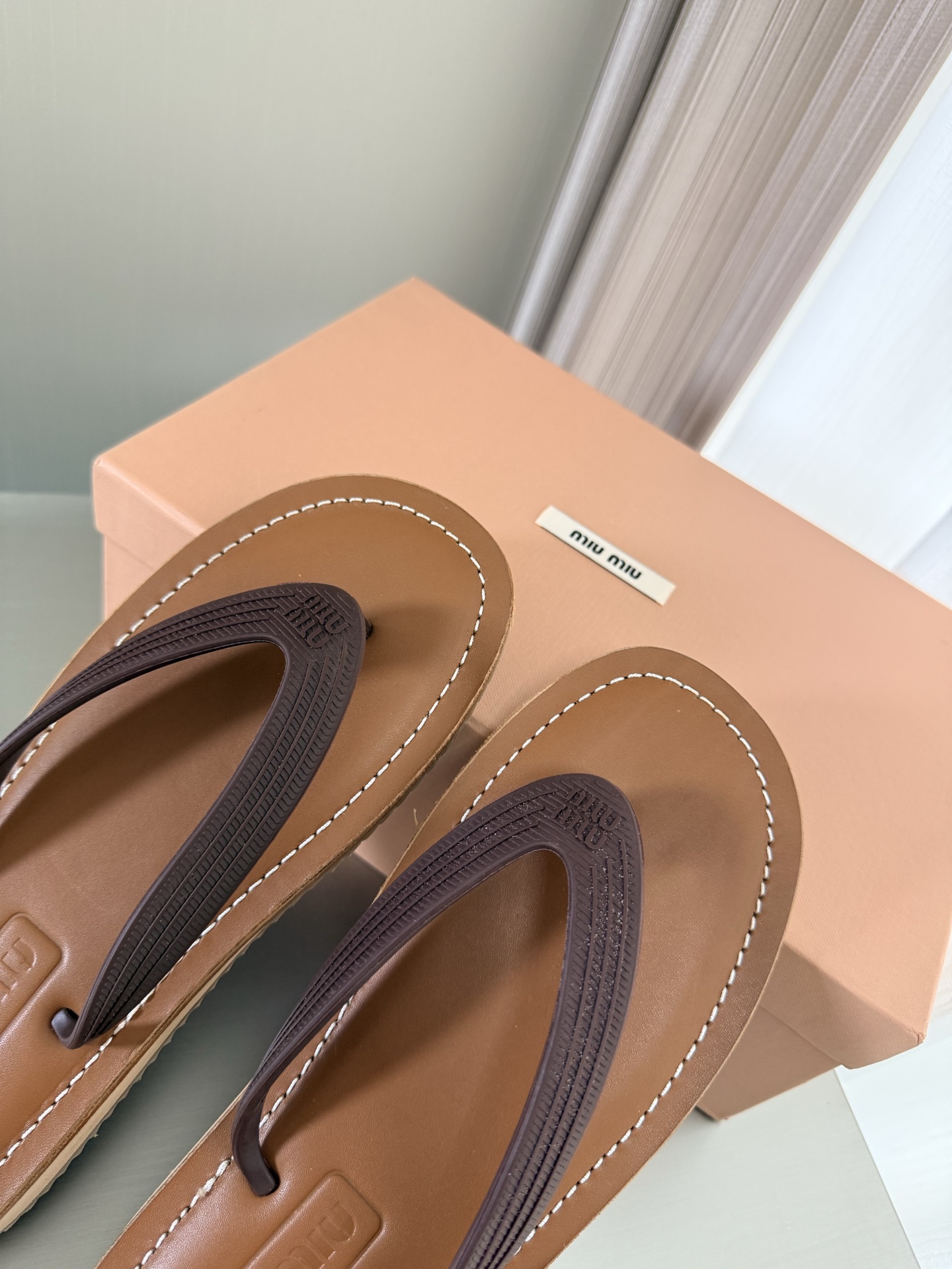 NO:785120,miu'miu super comfortable thin flip-flops brown classic design steel stamped logo series miu'miu classic comfort production original version consistent molded outsole high version fabric 1vs1 inner lining matching package technology comfortable and high-quality original consistent molded outsole non-slip and durable original version consistent version design girly comfort benchmark version 35 36 37 38 39 40 (40  Code customization) Configuration original packaging, split-toe shoes, miumiu19860909miu'miu 超舒适 薄款 人字拖 咖啡色 经典设计 钢印logo 系列 miu'miu 经典舒适 制作  原版一致 成型大底 高版本  面料 1vs1  内里 对版  套包工艺 舒适高级    原版一致成型大底 防滑耐穿  原版一致 对版 设计 少女感 舒适  对标对版 35 36 37 38 39 40（40 码定制） 配置原版包装,分趾鞋,miumiu,Women's Shoes