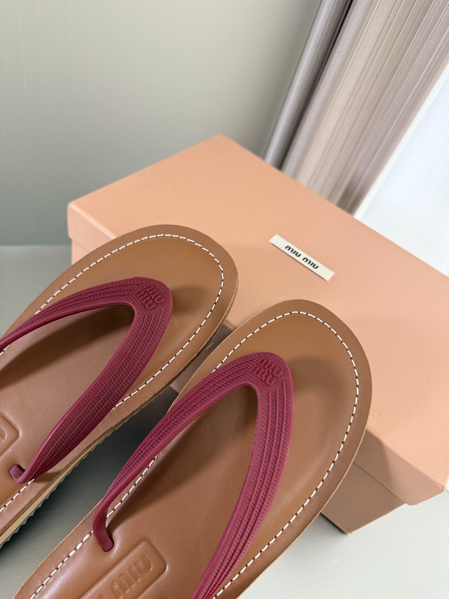NO:785125,miu'miu super comfortable thin flip flops burgundy classic design steel stamped logo series miu'miu classic comfort production original version consistent molded outsole high version fabric 1vs1 inner lining matching package technology comfortable and advanced original consistent molded outsole non-slip and durable original version consistent version design girly comfort standard version 35 36 37 38 39 40 (40  Code customization) Configuration original packaging, split-toe shoes, miumiu19860909miu'miu 超舒适 薄款 人字拖 酒红色 经典设计 钢印logo 系列 miu'miu 经典舒适 制作  原版一致 成型大底 高版本  面料 1vs1  内里 对版  套包工艺 舒适高级    原版一致成型大底 防滑耐穿  原版一致 对版 设计 少女感 舒适  对标对版 35 36 37 38 39 40（40 码定制） 配置原版包装,分趾鞋,miumiu,Women's Shoes