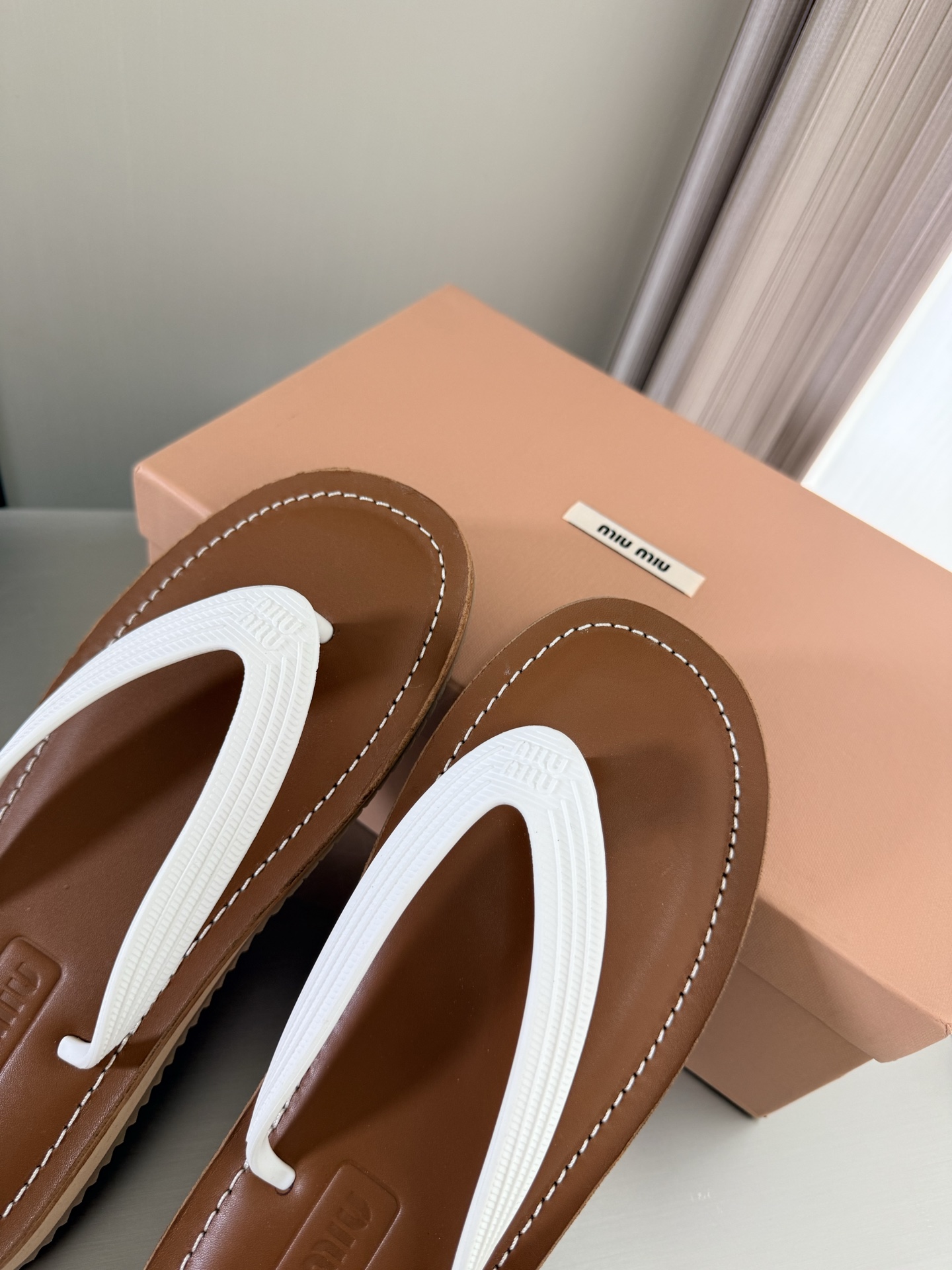 NO:785132,miu'miu super comfortable thin flip-flops white classic design steel stamped logo series miu'miu classic comfort production original version consistent molded outsole high version fabric 1vs1 lining matching package technology comfortable and high-quality original consistent molded outsole non-slip and durable original version consistent version design girly comfort standard version 35 36 37 38 39 40 (customized in size 40)  Equipped with original packaging, split-toe shoes, miumiu19860909miu'miu 超舒适 薄款 人字拖 白色 经典设计 钢印logo 系列 miu'miu 经典舒适 制作  原版一致 成型大底 高版本  面料 1vs1  内里 对版  套包工艺 舒适高级    原版一致成型大底 防滑耐穿  原版一致 对版 设计 少女感 舒适  对标对版 35 36 37 38 39 40（40 码定制） 配置原版包装,分趾鞋,miumiu,Women's Shoes