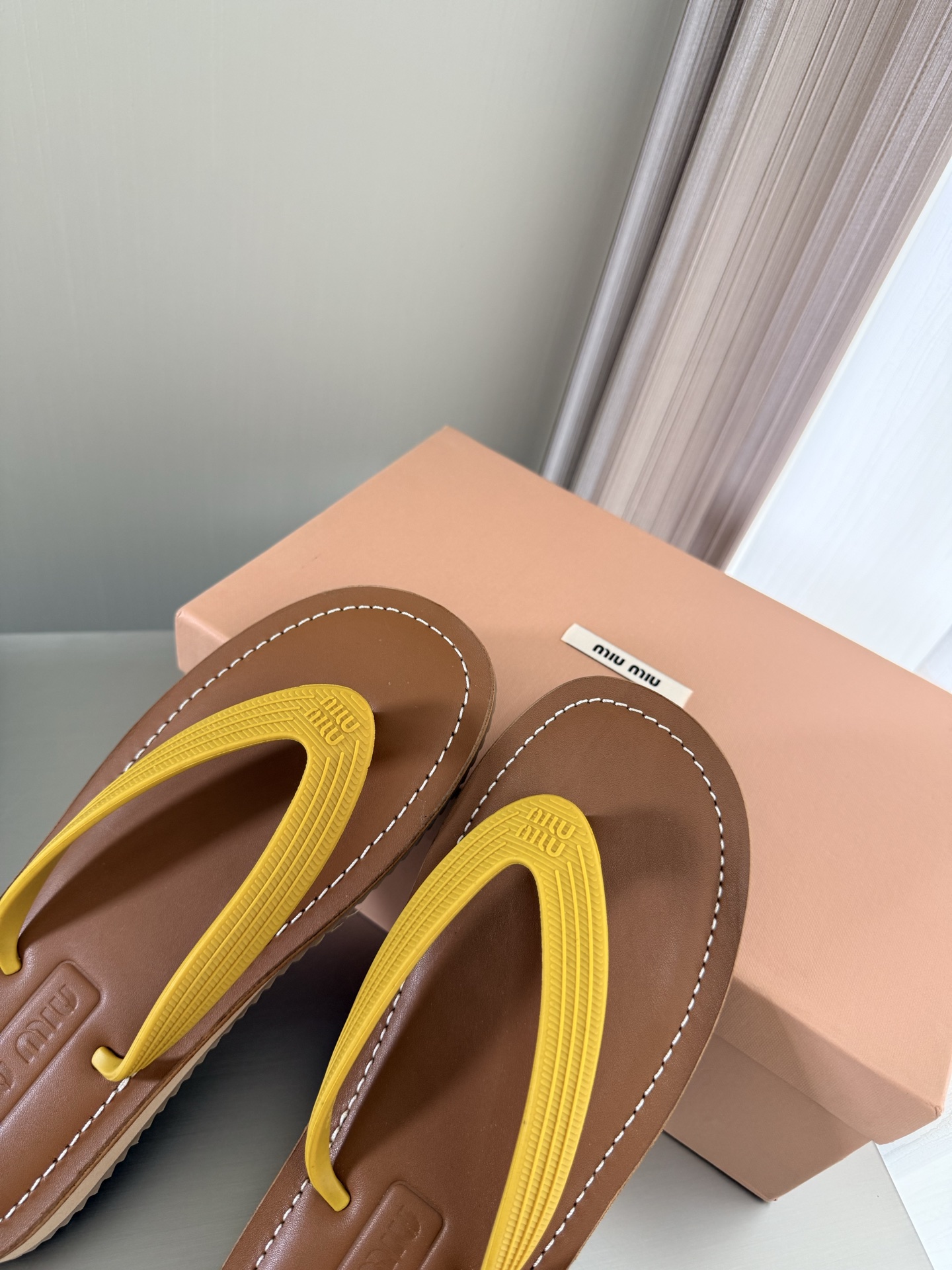 NO:785138,miu'miu super comfortable thin flip-flops yellow classic design steel stamped logo series miu'miu classic comfort production original version consistent molded outsole high version fabric 1vs1 lining matching package technology comfortable and high-quality original consistent molded outsole non-slip and durable original version consistent version design girly comfort standard version 35 36 37 38 39 40 (40 size customization)  Equipped with original packaging, split-toe shoes, miumiu19860909miu'miu 超舒适 薄款 人字拖 黄色 经典设计 钢印logo 系列 miu'miu 经典舒适 制作  原版一致 成型大底 高版本  面料 1vs1  内里 对版  套包工艺 舒适高级    原版一致成型大底 防滑耐穿  原版一致 对版 设计 少女感 舒适  对标对版 35 36 37 38 39 40（40 码定制） 配置原版包装,分趾鞋,miumiu,Women's Shoes