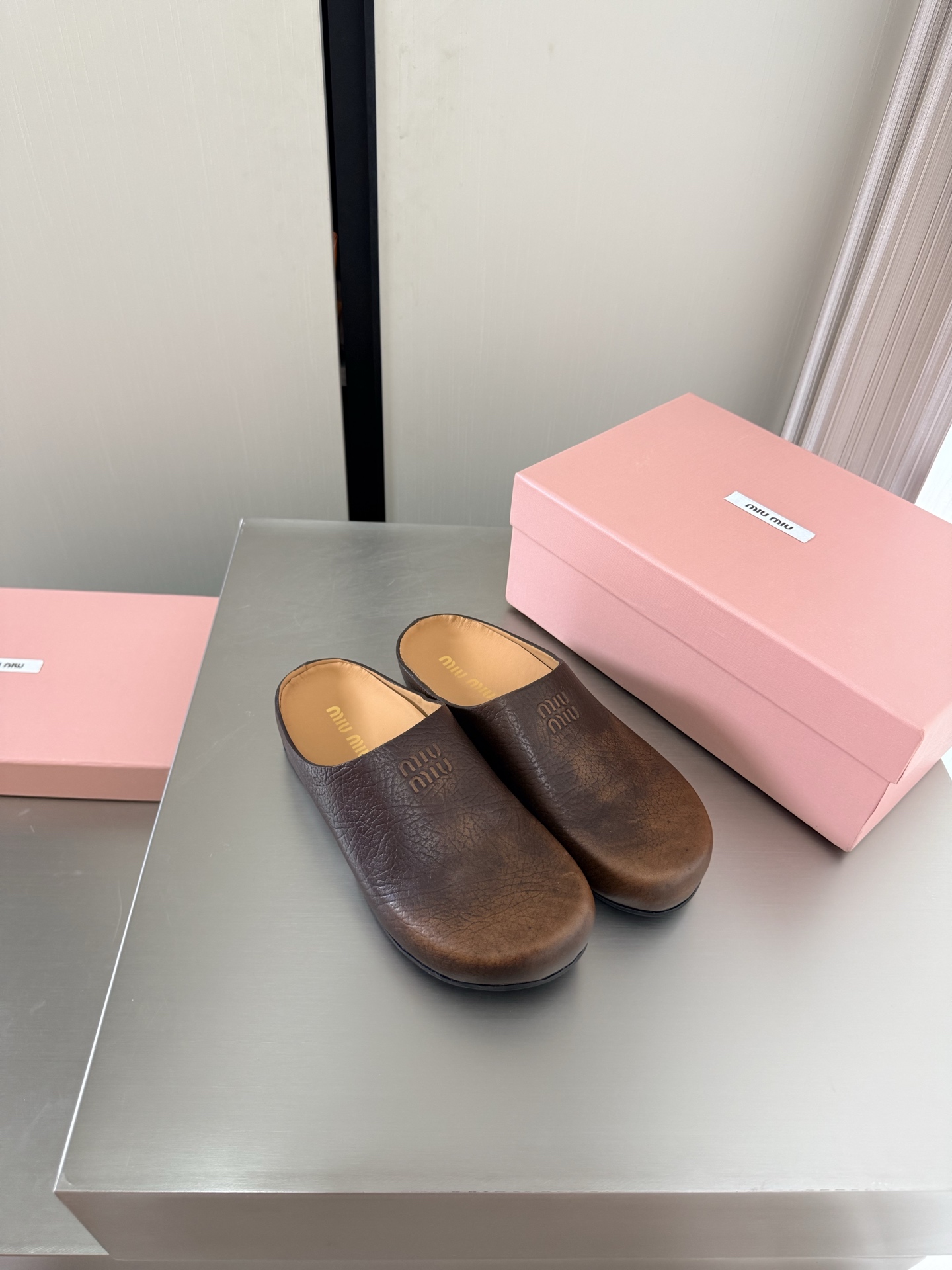 NO:785092,miu'miu Super comfortable slippers with a relaxed feel Brown Classic design Stamped logo series miu'miu Classic comfort Production Same as the original version Molded outsole High version Fabric 1vs1 Lining Alignment Package technology Comfortable and advanced Original consistent molded outsole Non-slip and durable Original consistent version design Girly Comfort Alignment 35 36 37 38 39 40 (40  Code customization) Configuration original packaging, half slippers, miumiu, slippers19860909miu'miu 超舒适 松弛感爆款拖鞋 棕色 经典设计 钢印logo 系列 miu'miu 经典舒适 制作  原版一致 成型大底 高版本  面料 1vs1  内里 对版  套包工艺 舒适高级    原版一致成型大底 防滑耐穿  原版一致 对版 设计 少女感 舒适  对标对版 35 36 37 38 39 40（40 码定制） 配置原版包装,半拖拖鞋,miumiu,slippers,Women's Shoes