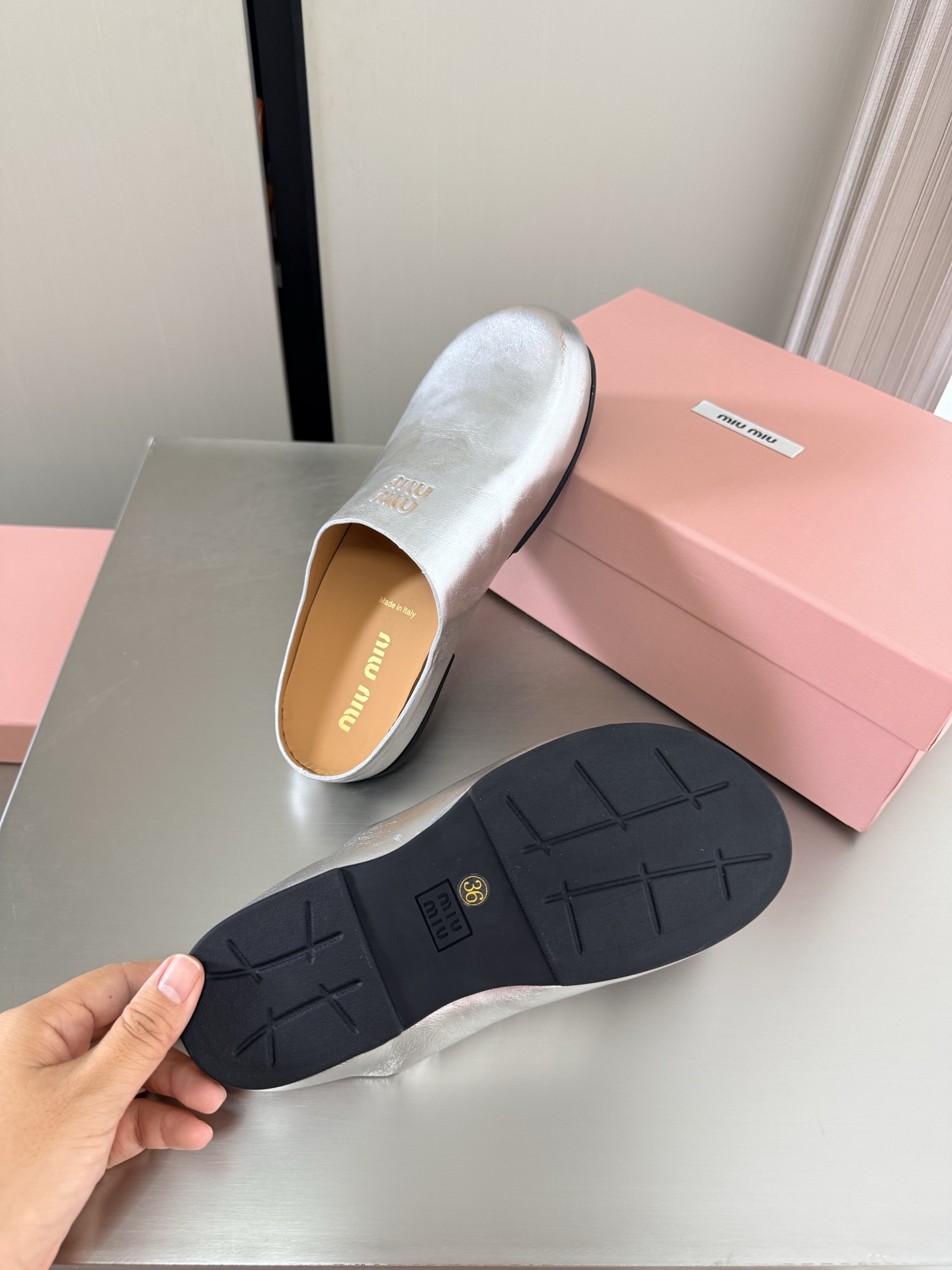 NO:785096,miu'miu super comfortable and relaxing slippers silver classic design steel stamped logo series miu'miu classic comfort production original version consistent molded outsole high version fabric 1vs1 inner lining matching packaging technology comfortable and high-quality original consistent molded outsole non-slip and durable original version consistent version design girly comfort benchmark version 35 36 37 38 39 40 (40  Code customization) Configuration original packaging, half slippers, miumiu, slippers19860909miu'miu 超舒适 松弛感爆款拖鞋 银色 经典设计 钢印logo 系列 miu'miu 经典舒适 制作  原版一致 成型大底 高版本  面料 1vs1  内里 对版  套包工艺 舒适高级    原版一致成型大底 防滑耐穿  原版一致 对版 设计 少女感 舒适  对标对版 35 36 37 38 39 40（40 码定制） 配置原版包装,半拖拖鞋,miumiu,slippers,Women's Shoes