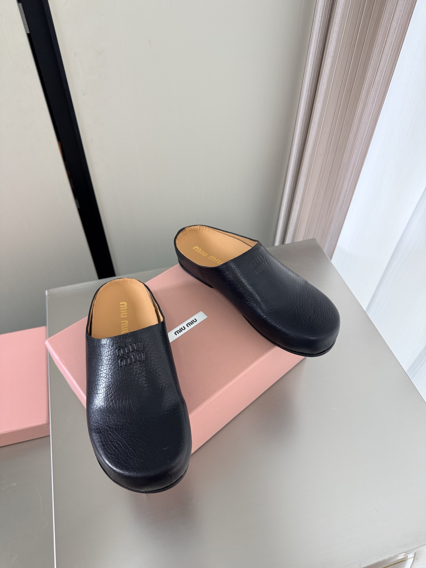 NO:785101,miu'miu super comfortable and relaxing slippers black classic design steel stamped logo series miu'miu classic comfort production original version consistent molded outsole high version fabric 1vs1 inner lining matching package technology comfortable and high-quality original consistent molded outsole non-slip and durable original version consistent version design girly comfort benchmark version 35 36 37 38 39 40 (40  Code customization) Configuration original packaging, half slippers, miumiu, slippers19860909miu'miu 超舒适 松弛感爆款拖鞋 黑色 经典设计 钢印logo 系列 miu'miu 经典舒适 制作  原版一致 成型大底 高版本  面料 1vs1  内里 对版  套包工艺 舒适高级    原版一致成型大底 防滑耐穿  原版一致 对版 设计 少女感 舒适  对标对版 35 36 37 38 39 40（40 码定制） 配置原版包装,半拖拖鞋,miumiu,slippers,Women's Shoes