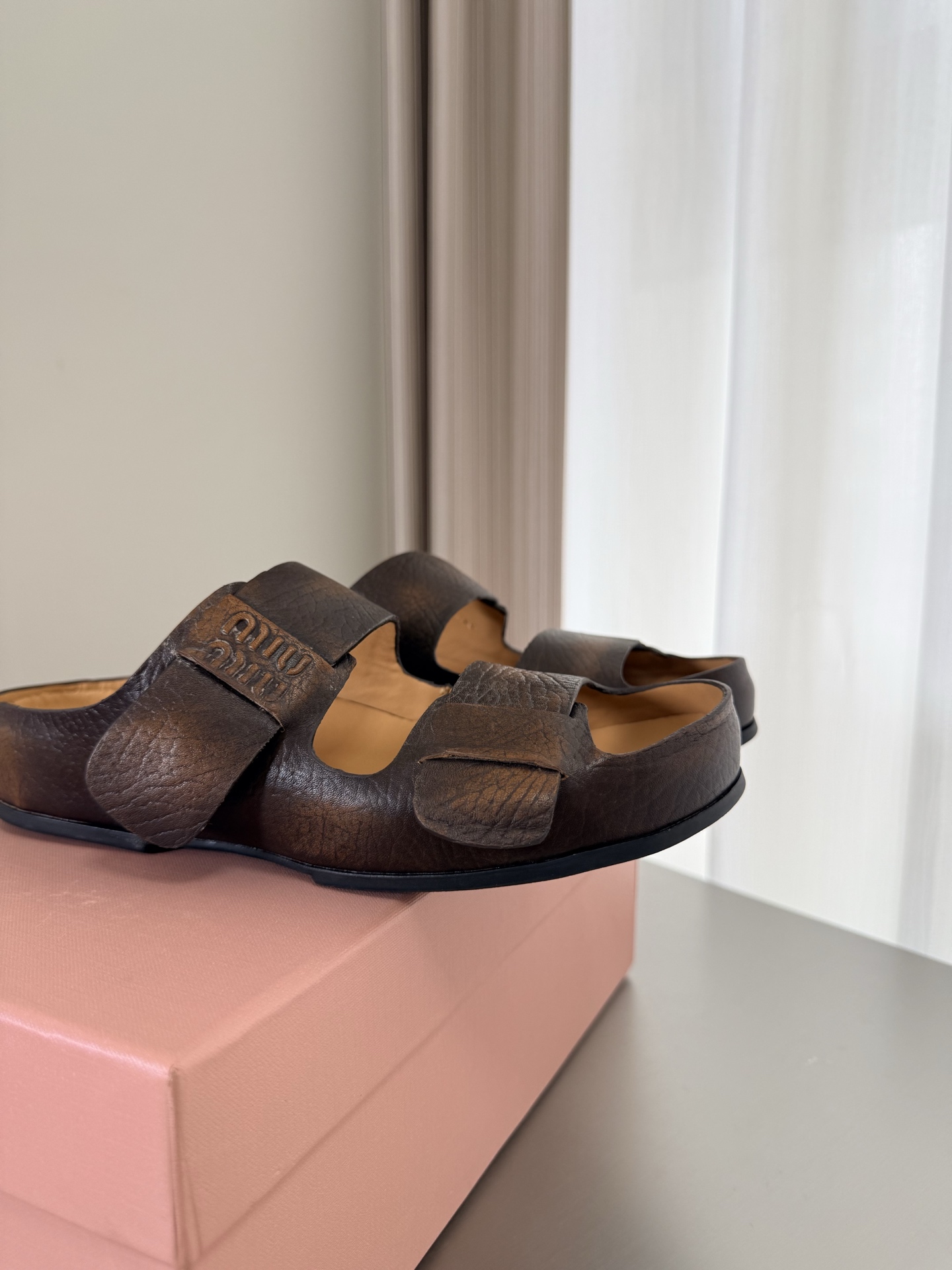 NO:785103,miu'miu super comfortable beach slippers with a relaxed feel brown classic design steel stamped logo series miu'miu classic comfort production original version consistent molded outsole high version fabric 1vs1 lining matching package technology comfortable and high-quality original consistent molded outsole non-slip and durable original version consistent version design girlish comfort matching standard version 35 36 37 38 39 40 (40  Code customization) Configuration original packaging, half slippers, miumiu, slippers19860909miu'miu 超舒适 松弛感爆款沙滩 拖鞋 棕色 经典设计 钢印logo 系列 miu'miu 经典舒适 制作  原版一致 成型大底 高版本  面料 1vs1  内里 对版  套包工艺 舒适高级    原版一致成型大底 防滑耐穿  原版一致 对版 设计 少女感 舒适  对标对版 35 36 37 38 39 40（40 码定制） 配置原版包装,半拖拖鞋,miumiu,slippers,Women's Shoes