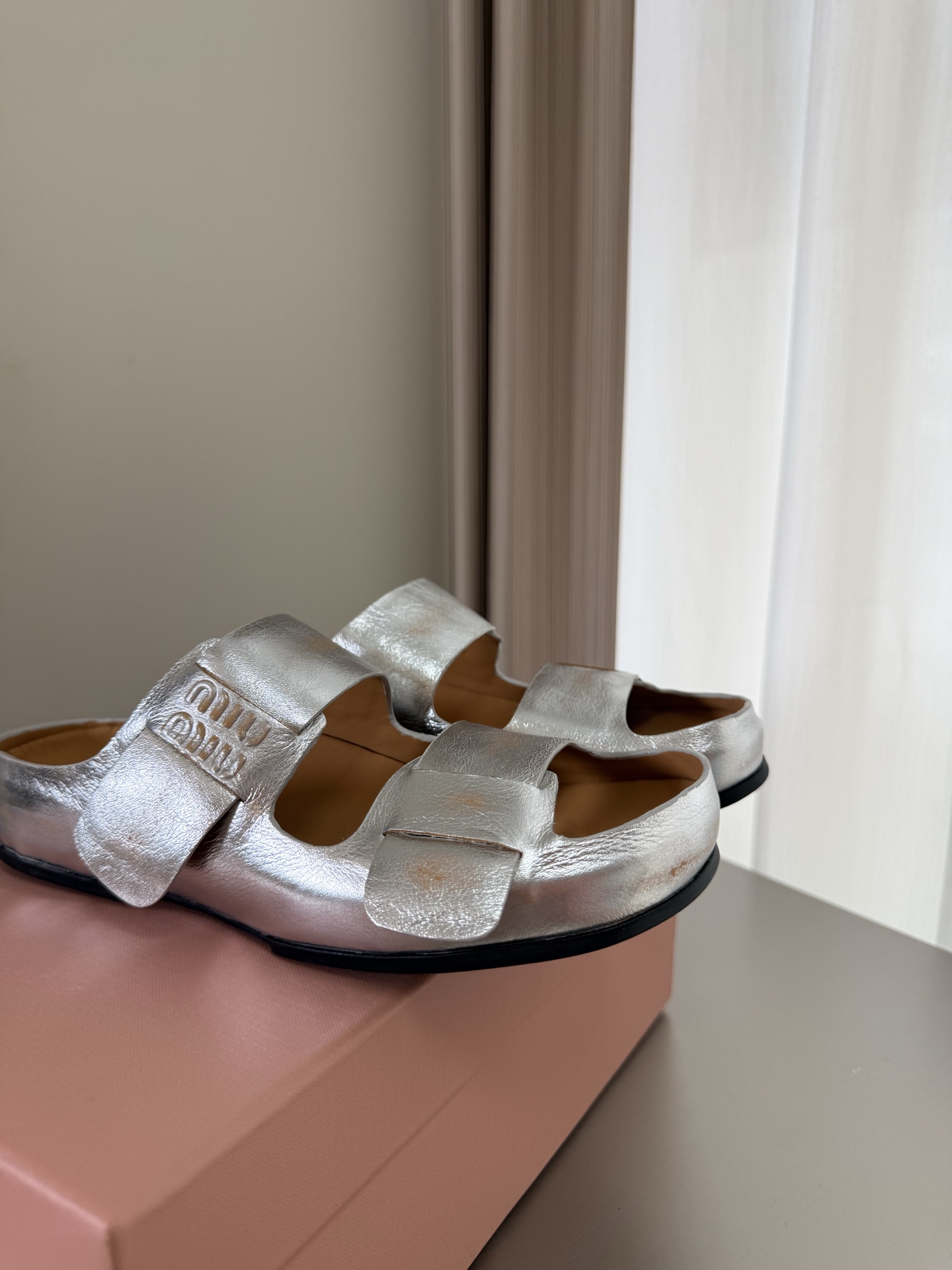 NO:785109,miu'miu super comfortable, relaxed and popular beach slippers, silver, classic design, steel stamped logo series, miu'miu, classic comfort, production, consistent with the original version, molded outsole, high version, fabric 1vs1 lining, matching package technology, comfortable and advanced, original consistent molded outsole, non-slip and durable, consistent with the original version, design, girly feeling, comfortable, matching version, 35 36 37 38 39 40 (40)  Code customization) Configuration original packaging, half slippers, miumiu, slippers19860909miu'miu 超舒适 松弛感爆款沙滩 拖鞋 银色 经典设计 钢印logo 系列 miu'miu 经典舒适 制作  原版一致 成型大底 高版本  面料 1vs1  内里 对版  套包工艺 舒适高级    原版一致成型大底 防滑耐穿  原版一致 对版 设计 少女感 舒适  对标对版 35 36 37 38 39 40（40 码定制） 配置原版包装,半拖拖鞋,miumiu,slippers,Women's Shoes