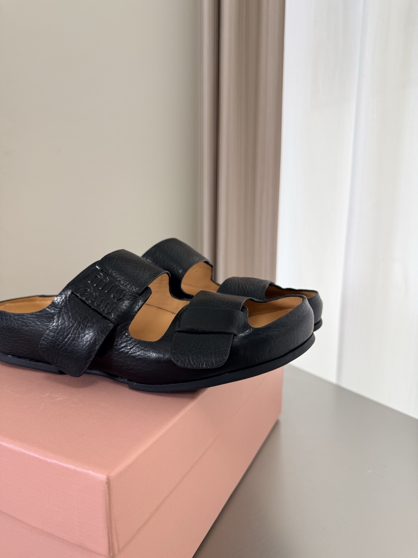 NO:785115,miu'miu super comfortable, relaxed and popular beach slippers black, classic design, steel stamped logo series, miu'miu, classic comfort, production, consistent with the original version, molded outsole, high version, fabric 1vs1 lining, matching package technology, comfortable and advanced, original consistent molded outsole, non-slip and durable, consistent with the original version, matching design, girly feeling, comfortable, matching version, 35 36 37 38 39 40 (40  Code customization) Configuration original packaging, half slippers, miumiu, slippers19860909miu'miu 超舒适 松弛感爆款沙滩 拖鞋 黑色 经典设计 钢印logo 系列 miu'miu 经典舒适 制作  原版一致 成型大底 高版本  面料 1vs1  内里 对版  套包工艺 舒适高级    原版一致成型大底 防滑耐穿  原版一致 对版 设计 少女感 舒适  对标对版 35 36 37 38 39 40（40 码定制） 配置原版包装,半拖拖鞋,miumiu,slippers,Women's Shoes