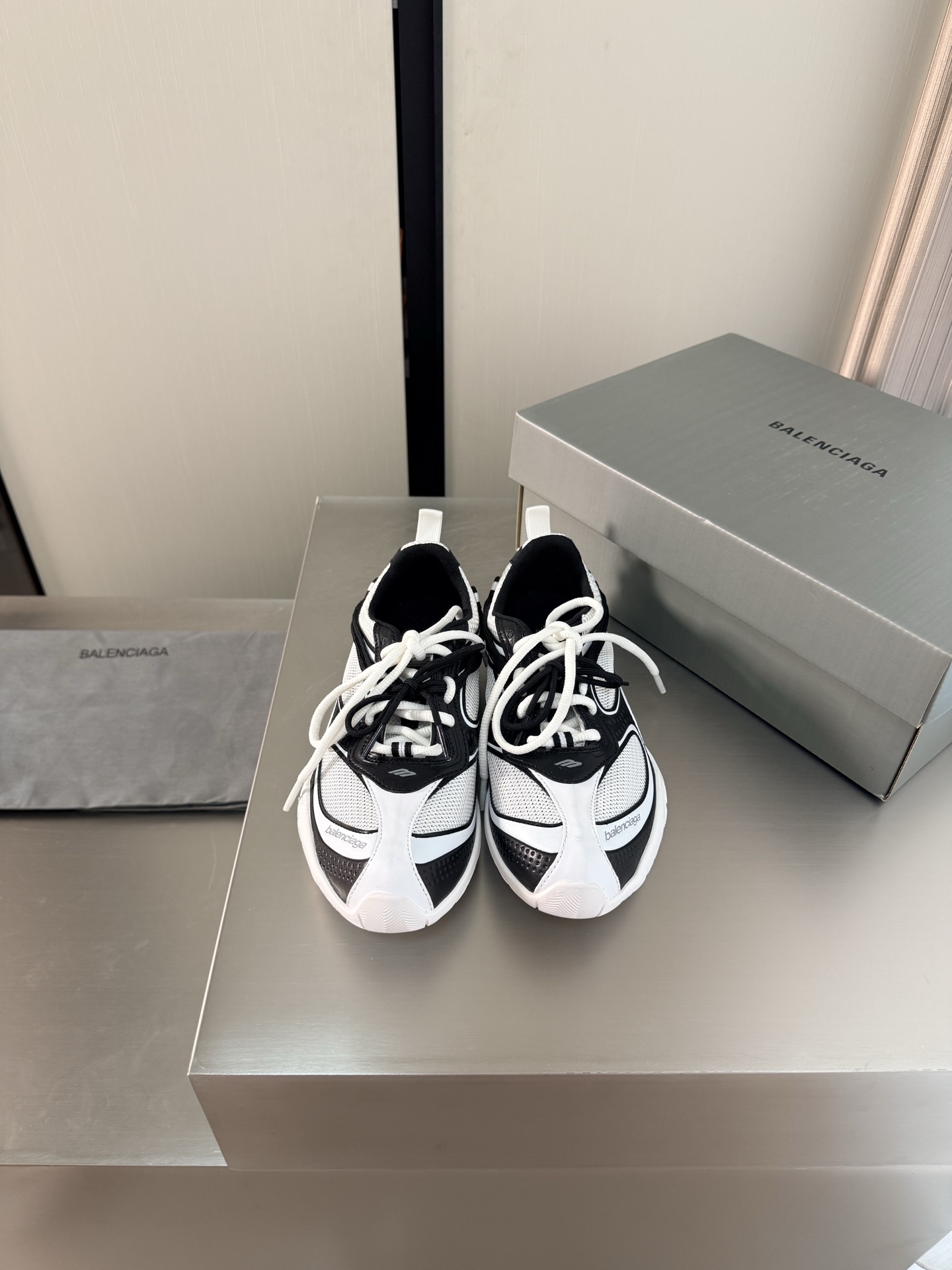 NO:785074,Men's and women's models. The chip version is only available in women's sizes. Regular version. Chip version 30. Black and white. Balenciaga's new Rader series. The brand has also ushered in a new design context. Pierpaolo Piccioli's Radar Sneaker can be regarded as his first pair of iconic sneakers in the Balenciaga system. The overall silhouette continues the brand's consistent futuristic structure, forming a technological volume through multi-layer breathable mesh, wrapped skeleton and thick sole structure. At the same time, the most obvious design is through the upper.  Double-layer lacing system - the laces extend from the side and wrap around the shoe body, forming a visual connection with the gripping texture of the outsole side wall, giving the entire pair of shoes a mechanical sense of 'exposed structure'. The shoe shape is more slender and the outline is more convergent. Compared with the exaggerated proportions of sneakers in the past, this generation's design obviously tends to be more streamlined and streamlined, technical sports style. Fabric space technology fabric / 3D embossed gradient color / 4 different breathable mesh inner nylon mesh  Outsole original rubber combination modo outsole Size female 35 36 37 38 39 40 41 male 39 40 41 42 43 44 45 46 Regular version for men and women Chip version supports NFC scanning function, casual shoes/sports shoes, balenciaga, sneakers19860909男女款 芯片版只有女码 普通版 芯片版30 黑白 Balenciaga新款Rader系列 品牌也迎来了新的设计语境.Pierpaolo Piccioli这双 Radar Sneaker 可以看作他在Balenciaga 体系中的第一双标志性运动鞋 整体轮廓延续品牌一贯的未来感结构,通过多层透气网眼、包裹式骨架与厚底结构形成具有科技感的体量,同时最明显的设计是贯穿鞋面的 双层系带系统—鞋带从侧面延伸并环绕鞋身,与外底侧壁的抓地纹理形成视觉连接,让整双鞋呈现出一种“结构外露”的机械感 鞋型更加修长,轮廓更收敛,相比过往偏夸张的球鞋比例,这一代设计明显趋向更流线、更精简的技术运动风格 面料太空科技面料/3D压印渐变颜色/4种不同透气网 内里尼龙网 大底原版橡胶组合modo大底 码数女35 36 37 38 39 40 41 男39 40 41 42 43 44 45 46 普通版男女款 芯片版支持NFC扫描功能,休闲鞋/运动鞋,balenciaga,sneakers,Women's Shoes