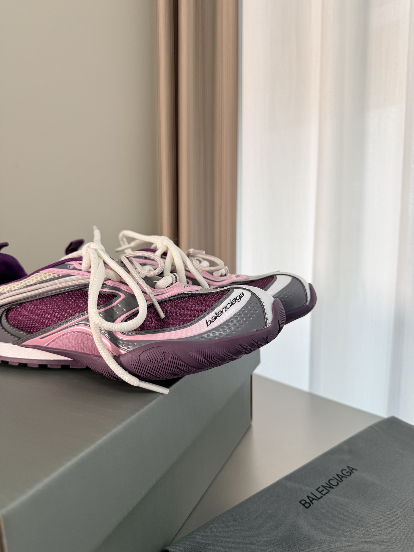 NO:785078,Men's and women's models. The chip version is only available in women's sizes. Regular version. Chip version 30. Purple Balenciaga's new Rader series. The brand has also ushered in a new design context. Pierpaolo Piccioli's pair of Radar Sneakers can be regarded as his first pair of iconic sneakers in the Balenciaga system. The overall silhouette continues the brand's consistent futuristic structure, forming a technological volume through multi-layer breathable mesh, wrapped skeleton and thick sole structure. At the same time, the most obvious design is through the upper.  Double-layer lacing system - the laces extend from the side and wrap around the shoe body, forming a visual connection with the gripping texture of the outsole side wall, giving the entire pair of shoes a mechanical sense of 'exposed structure'. The shoe shape is more slender and the outline is more convergent. Compared with the exaggerated proportions of sneakers in the past, this generation's design obviously tends to be more streamlined and streamlined, technical sports style. Fabric space technology fabric / 3D embossed gradient color / 4 different breathable mesh inner nylon mesh  Outsole original rubber combination modo outsole Size female 35 36 37 38 39 40 41 male 39 40 41 42 43 44 45 46 Regular version for men and women Chip version supports NFC scanning function, casual shoes/sports shoes, balenciaga, sneakers19860909男女款 芯片版只有女码 普通版 芯片版30 紫色 Balenciaga新款Rader系列 品牌也迎来了新的设计语境.Pierpaolo Piccioli这双 Radar Sneaker 可以看作他在Balenciaga 体系中的第一双标志性运动鞋 整体轮廓延续品牌一贯的未来感结构,通过多层透气网眼、包裹式骨架与厚底结构形成具有科技感的体量,同时最明显的设计是贯穿鞋面的 双层系带系统—鞋带从侧面延伸并环绕鞋身,与外底侧壁的抓地纹理形成视觉连接,让整双鞋呈现出一种“结构外露”的机械感 鞋型更加修长,轮廓更收敛,相比过往偏夸张的球鞋比例,这一代设计明显趋向更流线、更精简的技术运动风格 面料太空科技面料/3D压印渐变颜色/4种不同透气网 内里尼龙网 大底原版橡胶组合modo大底 码数女35 36 37 38 39 40 41 男39 40 41 42 43 44 45 46 普通版男女款 芯片版支持NFC扫描功能,休闲鞋/运动鞋,balenciaga,sneakers,Women's Shoes