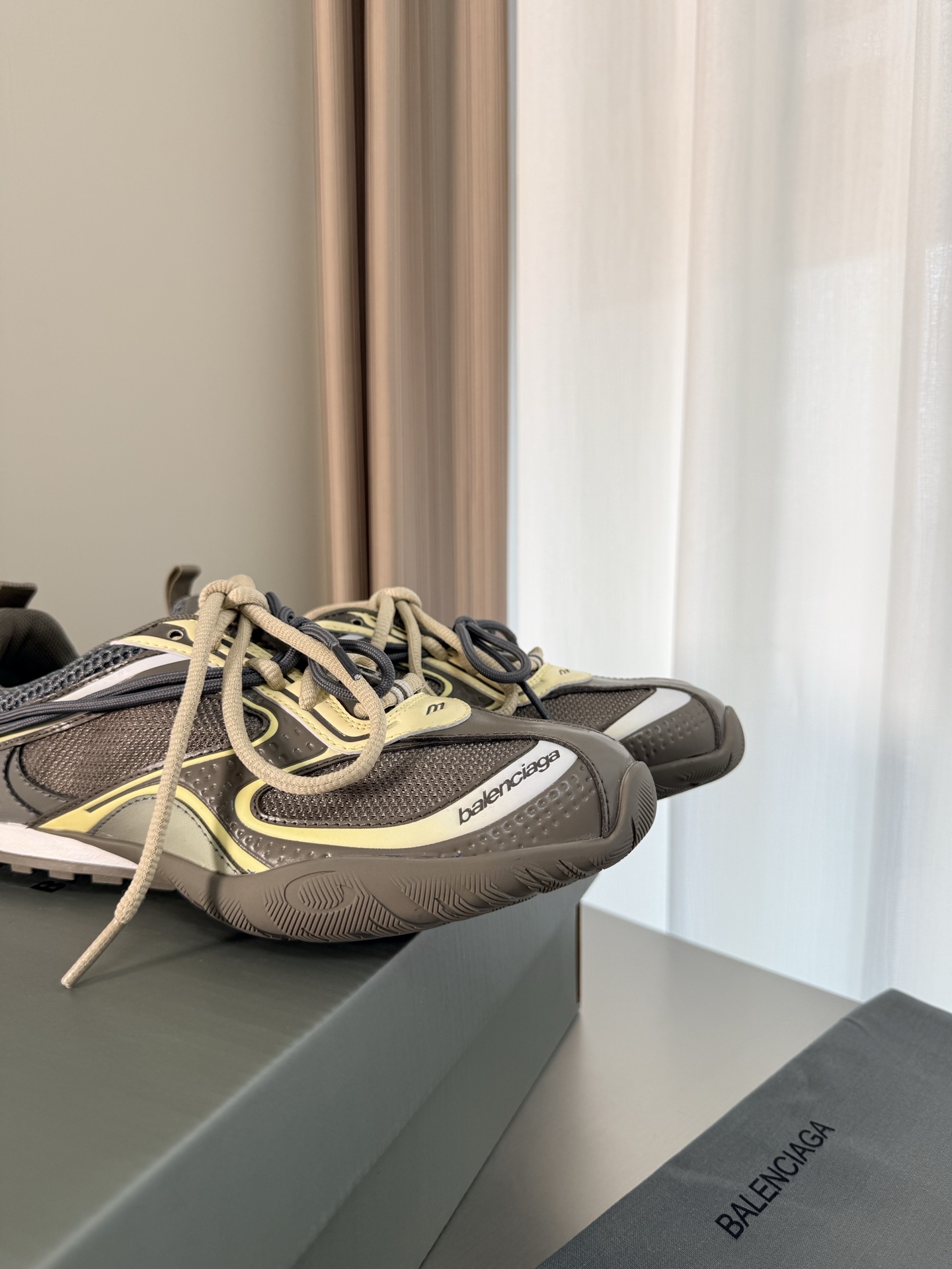 NO:785082,Men's and women's models. The chip version is only available in women's sizes. Regular version. Chip version 30. Apricot. Balenciaga's new Rader series. The brand has also ushered in a new design context. Pierpaolo Piccioli's pair of Radar Sneakers can be regarded as his first pair of iconic sneakers in the Balenciaga system. The overall silhouette continues the brand's consistent futuristic structure, forming a technological volume through multi-layer breathable mesh, wrapped skeleton and thick sole structure. At the same time, the most obvious design is through the upper.  Double-layer lacing system - the laces extend from the side and wrap around the shoe body, forming a visual connection with the gripping texture of the outsole side wall, giving the entire pair of shoes a mechanical sense of 'exposed structure'. The shoe shape is more slender and the outline is more convergent. Compared with the exaggerated proportions of sneakers in the past, this generation's design obviously tends to be more streamlined and streamlined, technical sports style. Fabric space technology fabric / 3D embossed gradient color / 4 different breathable mesh inner nylon mesh  Outsole original rubber combination modo outsole Size female 35 36 37 38 39 40 41 male 39 40 41 42 43 44 45 46 Regular version for men and women Chip version supports NFC scanning function, casual shoes/sports shoes, balenciaga, sneakers19860909男女款 芯片版只有女码 普通版 芯片版30 杏色 Balenciaga新款Rader系列 品牌也迎来了新的设计语境.Pierpaolo Piccioli这双 Radar Sneaker 可以看作他在Balenciaga 体系中的第一双标志性运动鞋 整体轮廓延续品牌一贯的未来感结构,通过多层透气网眼、包裹式骨架与厚底结构形成具有科技感的体量,同时最明显的设计是贯穿鞋面的 双层系带系统—鞋带从侧面延伸并环绕鞋身,与外底侧壁的抓地纹理形成视觉连接,让整双鞋呈现出一种“结构外露”的机械感 鞋型更加修长,轮廓更收敛,相比过往偏夸张的球鞋比例,这一代设计明显趋向更流线、更精简的技术运动风格 面料太空科技面料/3D压印渐变颜色/4种不同透气网 内里尼龙网 大底原版橡胶组合modo大底 码数女35 36 37 38 39 40 41 男39 40 41 42 43 44 45 46 普通版男女款 芯片版支持NFC扫描功能,休闲鞋/运动鞋,balenciaga,sneakers,Women's Shoes