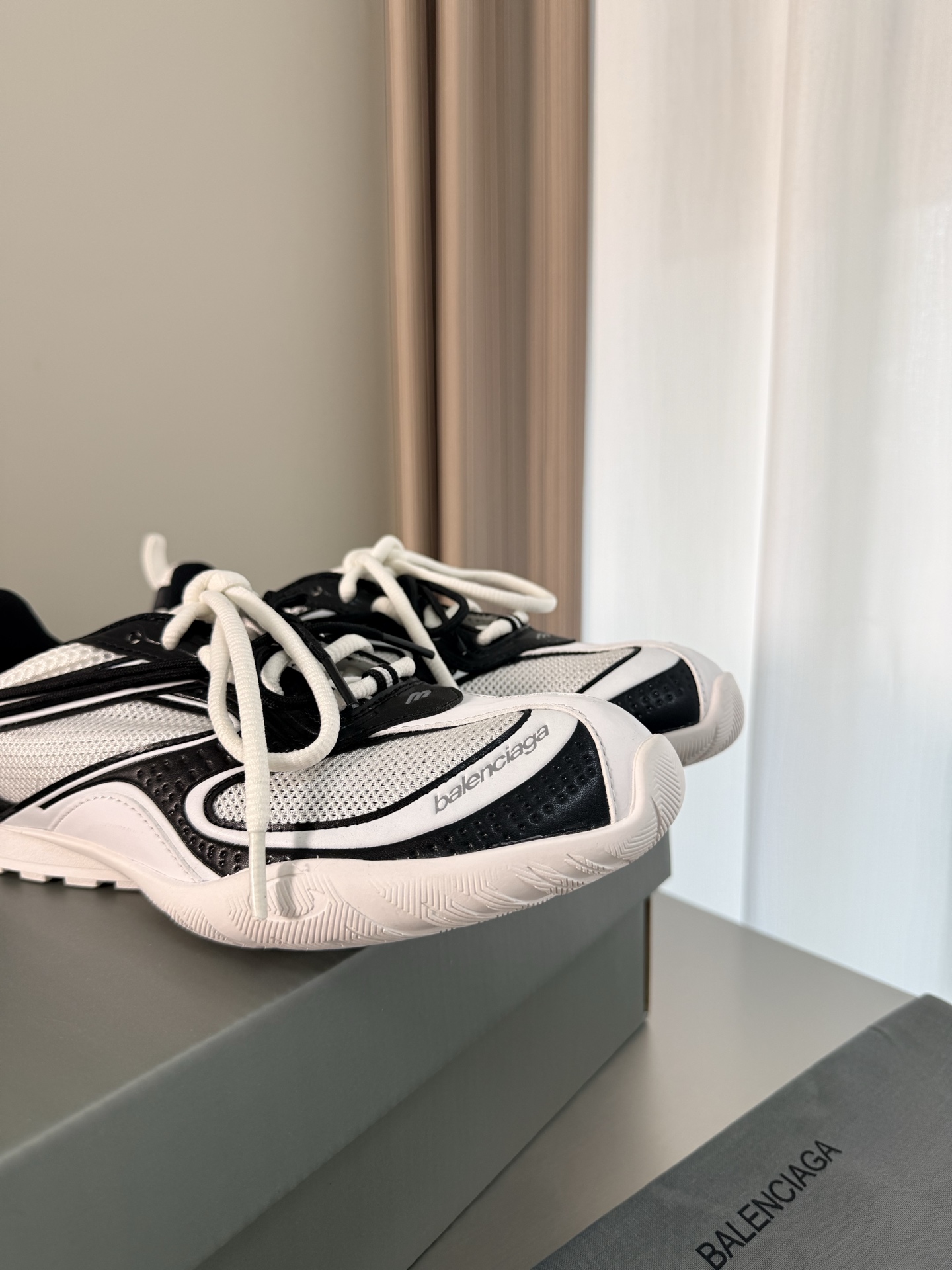 NO:785086,Men's and women's models. The chip version is only available in women's sizes. Regular version. Chip version 30. Panda color. Balenciaga's new Rader series. The brand has also ushered in a new design context. Pierpaolo Piccioli's pair of Radar Sneakers can be regarded as his first pair of iconic sneakers in the Balenciaga system. The overall silhouette continues the brand's consistent futuristic structure, forming a technological volume through multi-layer breathable mesh, wrapped skeleton and thick sole structure. At the same time, the most obvious design runs through the upper.  Double-layer lacing system - the laces extend from the side and wrap around the shoe body, forming a visual connection with the gripping texture of the outsole side wall, giving the entire pair of shoes a mechanical sense of 'exposed structure'. The shoe shape is more slender and the outline is more convergent. Compared with the exaggerated proportions of sneakers in the past, this generation's design obviously tends to be more streamlined and streamlined, technical sports style. Fabric space technology fabric / 3D embossed gradient color / 4 different breathable mesh inner nylon mesh  Outsole original rubber combination modo outsole Size female 35 36 37 38 39 40 41 male 39 40 41 42 43 44 45 46 Regular version for men and women Chip version supports NFC scanning function, casual shoes/sports shoes, balenciaga, sneakers19860909男女款 芯片版只有女码 普通版 芯片版30 熊猫色 Balenciaga新款Rader系列 品牌也迎来了新的设计语境.Pierpaolo Piccioli这双 Radar Sneaker 可以看作他在Balenciaga 体系中的第一双标志性运动鞋 整体轮廓延续品牌一贯的未来感结构,通过多层透气网眼、包裹式骨架与厚底结构形成具有科技感的体量,同时最明显的设计是贯穿鞋面的 双层系带系统—鞋带从侧面延伸并环绕鞋身,与外底侧壁的抓地纹理形成视觉连接,让整双鞋呈现出一种“结构外露”的机械感 鞋型更加修长,轮廓更收敛,相比过往偏夸张的球鞋比例,这一代设计明显趋向更流线、更精简的技术运动风格 面料太空科技面料/3D压印渐变颜色/4种不同透气网 内里尼龙网 大底原版橡胶组合modo大底 码数女35 36 37 38 39 40 41 男39 40 41 42 43 44 45 46 普通版男女款 芯片版支持NFC扫描功能,休闲鞋/运动鞋,balenciaga,sneakers,Women's Shoes