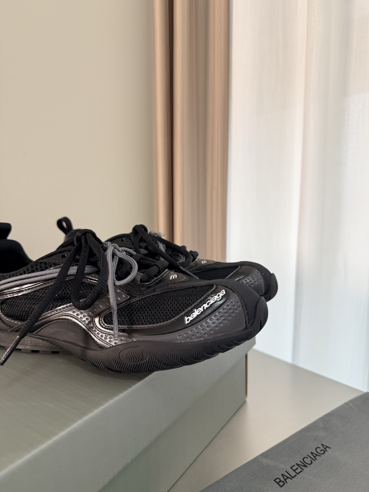 NO:785090,Men's and women's models. The chip version is only available in women's sizes. Regular version. Chip version 30. Balenciaga's new Rader series. The brand has also ushered in a new design context. Pierpaolo Piccioli's pair of Radar Sneakers can be regarded as his first pair of iconic sneakers in the Balenciaga system. The overall silhouette continues the brand's consistent futuristic structure, forming a technological volume through multi-layer breathable mesh, wrapped skeleton and thick sole structure. At the same time, the most obvious design runs through the upper.  Double-layer lacing system - the laces extend from the side and wrap around the shoe body, forming a visual connection with the gripping texture of the outsole side wall, giving the entire pair of shoes a mechanical sense of 'exposed structure'. The shoe shape is more slender and the outline is more convergent. Compared with the exaggerated proportions of sneakers in the past, this generation's design obviously tends to be more streamlined and streamlined, technical sports style. Fabric space technology fabric / 3D embossed gradient color / 4 different breathable mesh inner nylon mesh  Outsole original rubber combination modo outsole Size female 35 36 37 38 39 40 41 male 39 40 41 42 43 44 45 46 Regular version for men and women Chip version supports NFC scanning function, casual shoes/sports shoes, balenciaga, sneakers19860909男女款 芯片版只有女码 普通版 芯片版30 黑武士 Balenciaga新款Rader系列 品牌也迎来了新的设计语境.Pierpaolo Piccioli这双 Radar Sneaker 可以看作他在Balenciaga 体系中的第一双标志性运动鞋 整体轮廓延续品牌一贯的未来感结构,通过多层透气网眼、包裹式骨架与厚底结构形成具有科技感的体量,同时最明显的设计是贯穿鞋面的 双层系带系统—鞋带从侧面延伸并环绕鞋身,与外底侧壁的抓地纹理形成视觉连接,让整双鞋呈现出一种“结构外露”的机械感 鞋型更加修长,轮廓更收敛,相比过往偏夸张的球鞋比例,这一代设计明显趋向更流线、更精简的技术运动风格 面料太空科技面料/3D压印渐变颜色/4种不同透气网 内里尼龙网 大底原版橡胶组合modo大底 码数女35 36 37 38 39 40 41 男39 40 41 42 43 44 45 46 普通版男女款 芯片版支持NFC扫描功能,休闲鞋/运动鞋,balenciaga,sneakers,Women's Shoes