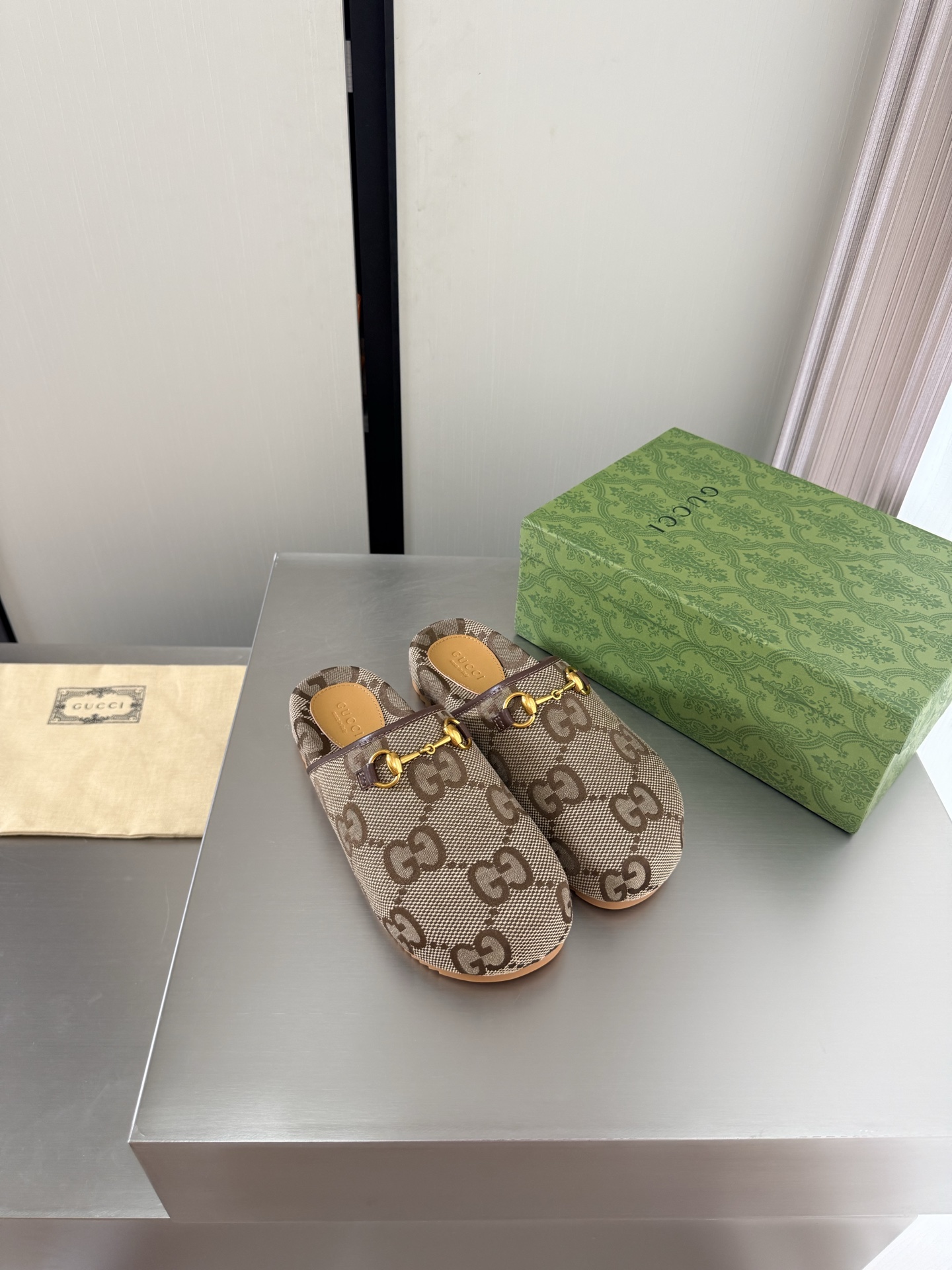 NO:785098,Men's and women's models, large logo, presbyopia, molded outsole, boutique packaging, GUCCI, apricot, large logo, walking shoes, Gucci flat slippers, fashionable brand LOGO, super recognizable and highly recognizable. Various products are competing for brands, and they are likely to launch first and then release super series and high-end series. GUCCI is not lagging behind at the Paris fashion show.  This series interprets the new fashion charm and continues the ultra-high heel design. It has won the favor of well-known overseas bloggers and millions of fans. It is sold well at home and abroad and is out of stock in China. The top version is in candy color. Each color is beautiful and known. Colors are available. Upper shoes: presbyopia. Lining: imported leather sheep outsole. Original outsole. Size: Female 35 36 37 38 39 40 41 42 (40 41 42 order) Male 39 40  410 42 43 44 45 46 47 48 (39 45 46 47 48 customized) Packaging: GUCCI full set of original packaging, half drag, gucci, gucci, slippers19860909男女款 大logo 老花 成型大底 精品包装 GUCCI  杏色 大logo 走鞋款秀 古驰平底拖鞋 时尚的品牌LOGO持加,具有超辨高识度各品大争牌恐先推后出超系跟高列GUCCI不也落伍 Guccl巴黎时装秀场款 此系列演绎全新时尚魅力延续超高跟设计,深得海外知名博主青睐千万粉丝博主倾情演绎,畅销海内外国内已经断货,顶级版本糖果色配色,每个颜色都是绝美知知,颜色供选 面鞋:老花  里内:进口皮羊 大底原版大底 码数:女 35 36 37 38 39 40 41 42 (40 41 42订) 男 39 40 410 42 43 44 45 46 47 48（39 45 46 47 48 定做） 包装:GUCCI全套原包版装,半拖,gucci,gucci,slippers,Women's Shoes