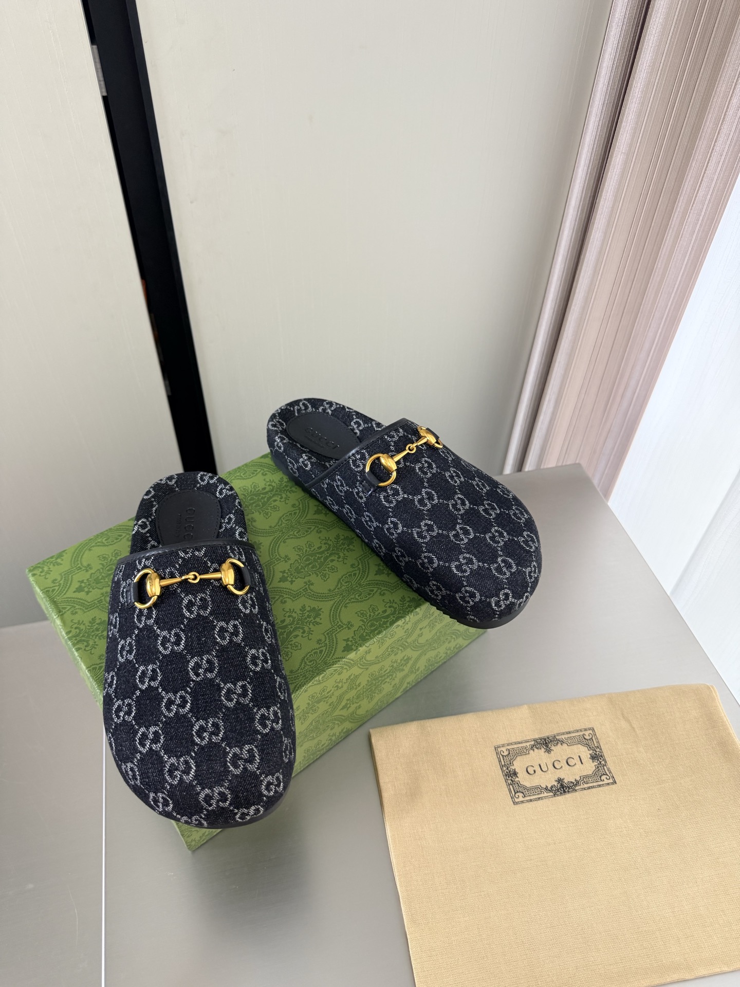 NO:785064,Men's and women's models, large logo, presbyopia, molded outsole, boutique packaging, GUCCI, dark blue presbyopia, walking shoes show, Gucci flat slippers, fashionable brand LOGO, super recognizable and highly recognizable. Various products are competing for brands, and they are eager to launch first and later to release super series and high-end series. GUCCI is not behind the times at the Gucci Paris fashion show.  This series interprets the new fashion charm and continues the ultra-high heel design. It has won the favor of well-known overseas bloggers and millions of fans. It is sold well at home and abroad and is out of stock in China. The top version is in candy color. Each color is beautiful and known. Colors are available. Upper shoes: presbyopia. Lining: imported leather sheep outsole. Original outsole. Size: Female 35 36 37 38 39 40 41 42 (40 41 42 order) Male 39 40  410 42 43 44 45 46 47 48 (39 45 46 47 48 customized) Packaging: GUCCI full set of original packaging, half drag, gucci, gucci, slippers19860909男女款 大logo 老花 成型大底 精品包装 GUCCI  深蓝老花  走鞋款秀 古驰平底拖鞋 时尚的品牌LOGO持加,具有超辨高识度各品大争牌恐先推后出超系跟高列GUCCI不也落伍 Guccl巴黎时装秀场款 此系列演绎全新时尚魅力延续超高跟设计,深得海外知名博主青睐千万粉丝博主倾情演绎,畅销海内外国内已经断货,顶级版本糖果色配色,每个颜色都是绝美知知,颜色供选 面鞋:老花  里内:进口皮羊 大底原版大底 码数:女 35 36 37 38 39 40 41 42 (40 41 42订) 男 39 40 410 42 43 44 45 46 47 48（39 45 46 47 48 定做） 包装:GUCCI全套原包版装,半拖,gucci,gucci,slippers,Women's Shoes