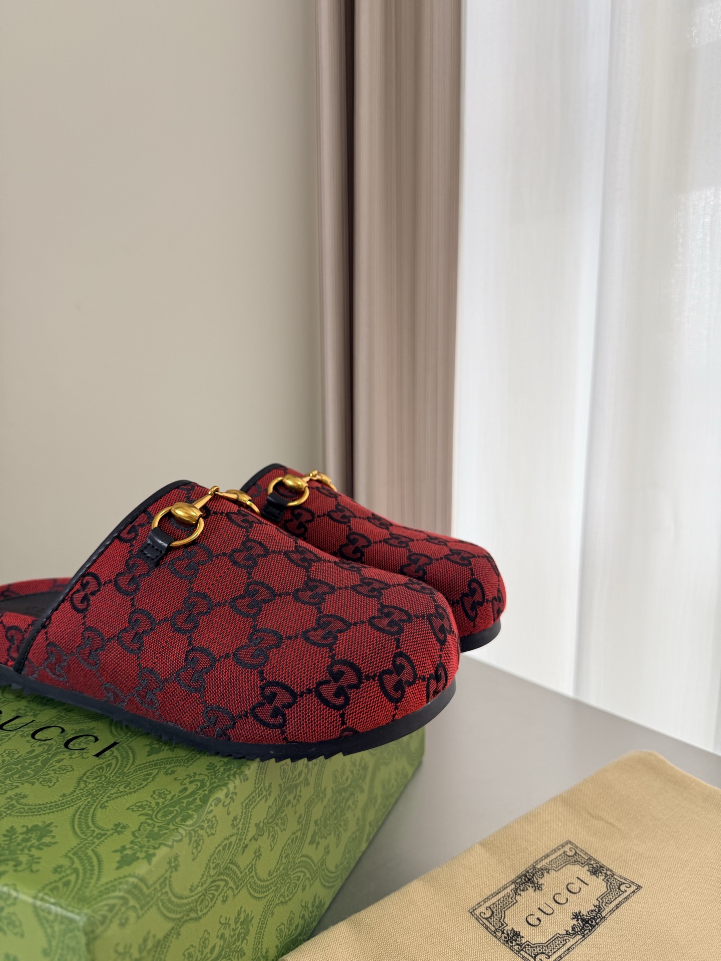 NO:785068,Men's and women's models, large logo, presbyopia, molded outsole, boutique packaging, GUCCI, burgundy large logo, walking shoes show, Gucci flat slippers, fashionable brand LOGO, highly recognizable, various products are competing for brands, and they are likely to be launched first, and then come out with super series and high-end series. GUCCI is not behind the trend at the Gucci Paris fashion show.  This series interprets the new fashion charm and continues the ultra-high heel design. It has won the favor of well-known overseas bloggers and millions of fans. It is sold well at home and abroad and is out of stock in China. The top version is in candy color. Each color is beautiful and known. Colors are available. Upper shoes: presbyopia. Lining: imported leather sheep outsole. Original outsole. Size: Female 35 36 37 38 39 40 41 42 (40 41 42 order) Male 39 40  410 42 43 44 45 46 47 48 (39 45 46 47 48 customized) Packaging: GUCCI full set of original packaging, half drag, gucci, gucci, slippers19860909男女款 大logo 老花 成型大底 精品包装 GUCCI  酒红大logo 走鞋款秀 古驰平底拖鞋 时尚的品牌LOGO持加,具有超辨高识度各品大争牌恐先推后出超系跟高列GUCCI不也落伍 Guccl巴黎时装秀场款 此系列演绎全新时尚魅力延续超高跟设计,深得海外知名博主青睐千万粉丝博主倾情演绎,畅销海内外国内已经断货,顶级版本糖果色配色,每个颜色都是绝美知知,颜色供选 面鞋:老花  里内:进口皮羊 大底原版大底 码数:女 35 36 37 38 39 40 41 42 (40 41 42订) 男 39 40 410 42 43 44 45 46 47 48（39 45 46 47 48 定做） 包装:GUCCI全套原包版装,半拖,gucci,gucci,slippers,Women's Shoes