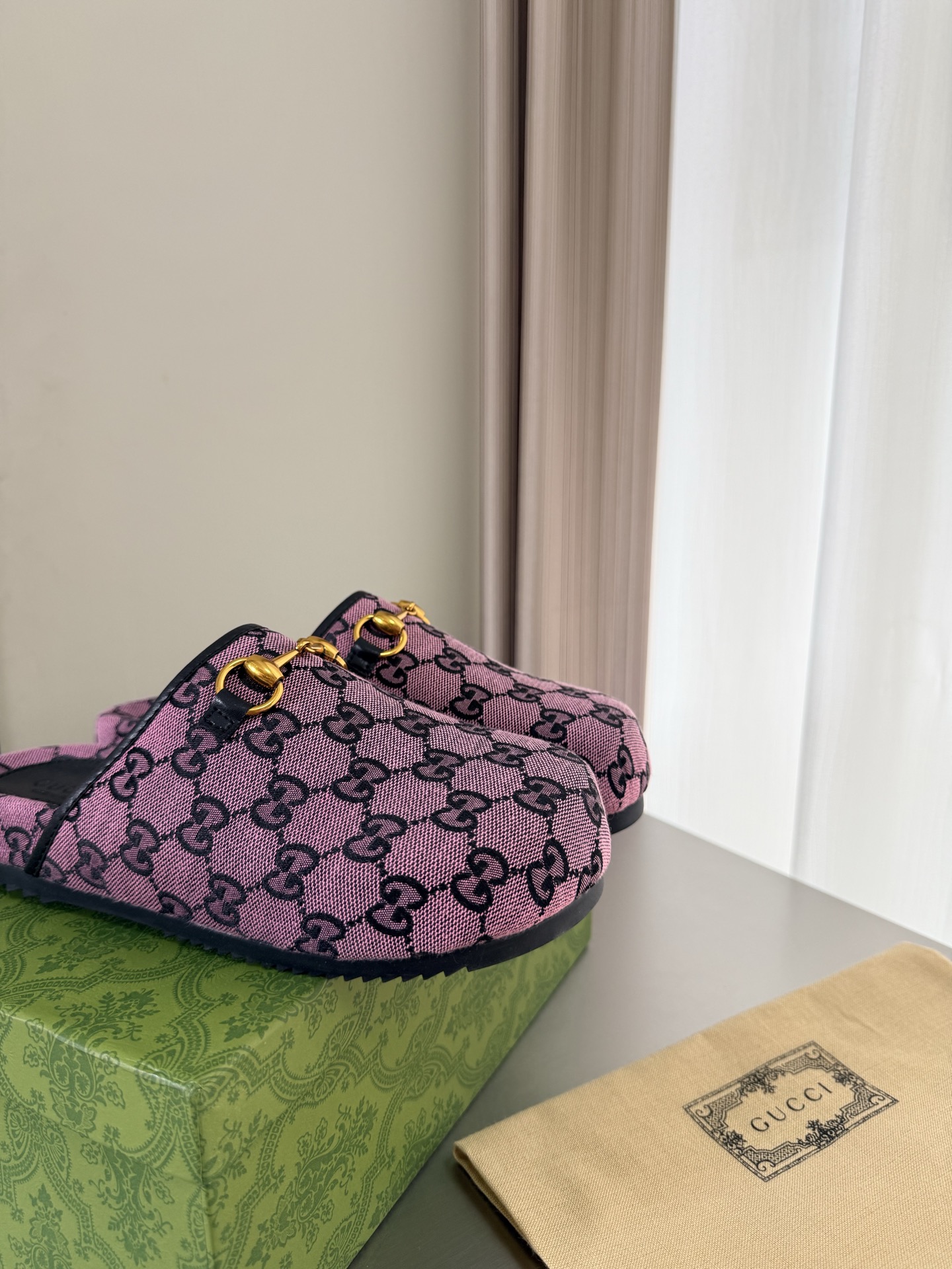 NO:785072,Men's and women's models, large logo, presbyopia, molded outsole, premium packaging, GUCCI, purple, large logo, walking shoes, Gucci flat slippers, fashionable brand LOGO, super recognizable and highly recognizable. Various products are competing for brands, and they are ready to launch super series and high-end series. GUCCI is not behind the trend at the Paris fashion show.  This series interprets the new fashion charm and continues the ultra-high heel design. It has won the favor of well-known overseas bloggers and millions of fans. It is sold well at home and abroad and is out of stock in China. The top version is in candy color. Each color is beautiful and known. Colors are available. Upper shoes: presbyopia. Lining: imported leather sheep outsole. Original outsole. Size: Female 35 36 37 38 39 40 41 42 (40 41 42 order) Male 39 40  410 42 43 44 45 46 47 48 (39 45 46 47 48 customized) Packaging: GUCCI full set of original packaging, half drag, gucci, gucci, slippers19860909男女款 大logo 老花 成型大底 精品包装 GUCCI  紫色 大logo 走鞋款秀 古驰平底拖鞋 时尚的品牌LOGO持加,具有超辨高识度各品大争牌恐先推后出超系跟高列GUCCI不也落伍 Guccl巴黎时装秀场款 此系列演绎全新时尚魅力延续超高跟设计,深得海外知名博主青睐千万粉丝博主倾情演绎,畅销海内外国内已经断货,顶级版本糖果色配色,每个颜色都是绝美知知,颜色供选 面鞋:老花  里内:进口皮羊 大底原版大底 码数:女 35 36 37 38 39 40 41 42 (40 41 42订) 男 39 40 410 42 43 44 45 46 47 48（39 45 46 47 48 定做） 包装:GUCCI全套原包版装,半拖,gucci,gucci,slippers,Women's Shoes