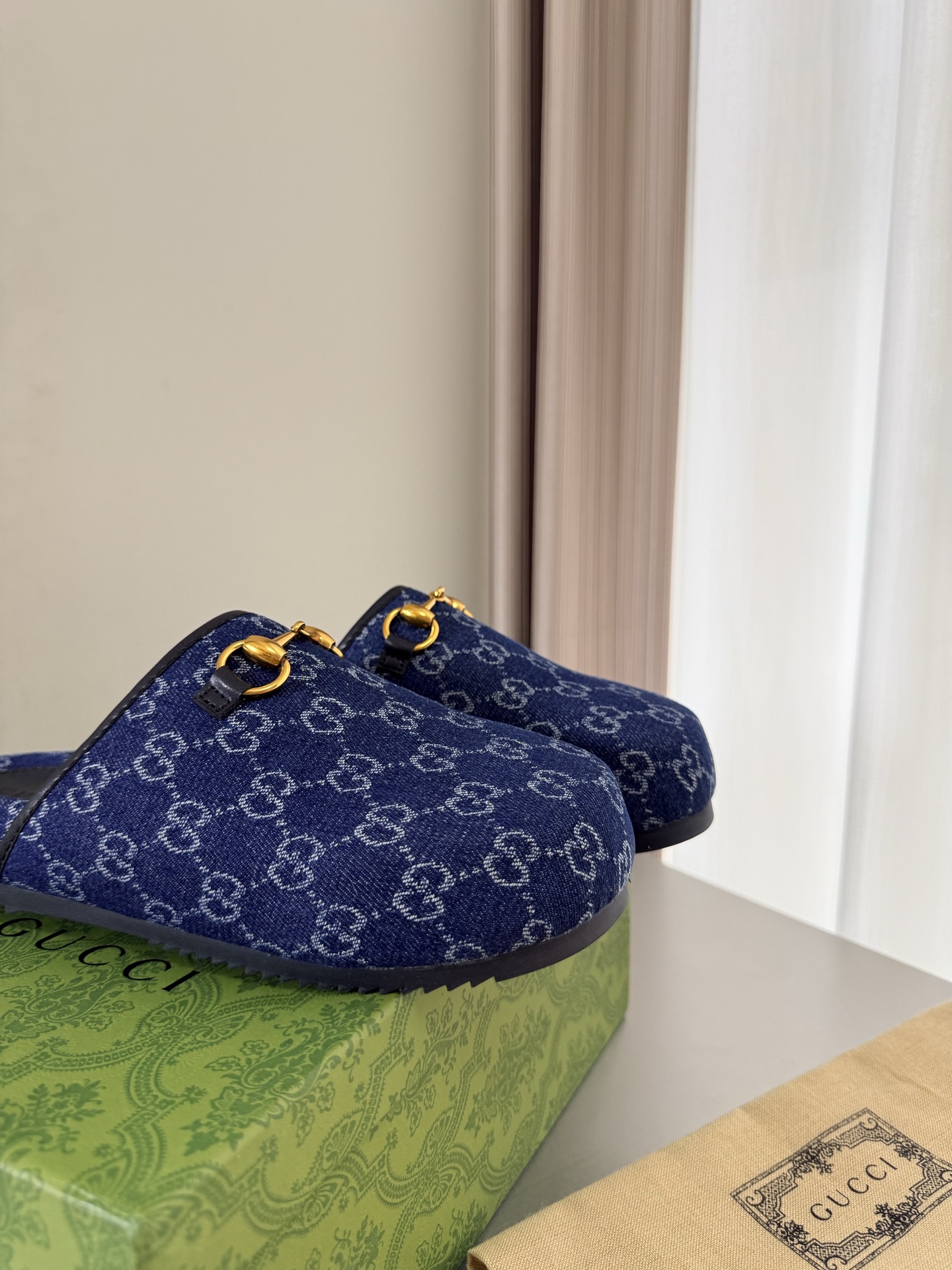 NO:785076,Men's and women's models, large logo, presbyopic pattern, molded outsole, premium packaging, GUCCI, light blue large logo, walking shoes, Gucci flat slippers, fashionable brand logos, highly recognizable, and various products are competing for brands, and are likely to be launched first and later to release super series and high-end series. GUCCI is not behind the trend at the Gucci Paris fashion show.  This series interprets the new fashion charm and continues the ultra-high heel design. It has won the favor of well-known overseas bloggers and millions of fans. It is sold well at home and abroad and is out of stock in China. The top version is in candy color. Each color is beautiful and known. Colors are available. Upper shoes: presbyopia. Lining: imported leather sheep outsole. Original outsole. Size: Female 35 36 37 38 39 40 41 42 (40 41 42 order) Male 39 40  410 42 43 44 45 46 47 48 (39 45 46 47 48 customized) Packaging: GUCCI full set of original packaging, half drag, gucci, gucci, slippers19860909男女款 大logo 老花 成型大底 精品包装 GUCCI  浅蓝大logo 走鞋款秀 古驰平底拖鞋 时尚的品牌LOGO持加,具有超辨高识度各品大争牌恐先推后出超系跟高列GUCCI不也落伍 Guccl巴黎时装秀场款 此系列演绎全新时尚魅力延续超高跟设计,深得海外知名博主青睐千万粉丝博主倾情演绎,畅销海内外国内已经断货,顶级版本糖果色配色,每个颜色都是绝美知知,颜色供选 面鞋:老花  里内:进口皮羊 大底原版大底 码数:女 35 36 37 38 39 40 41 42 (40 41 42订) 男 39 40 410 42 43 44 45 46 47 48（39 45 46 47 48 定做） 包装:GUCCI全套原包版装,半拖,gucci,gucci,slippers,Women's Shoes