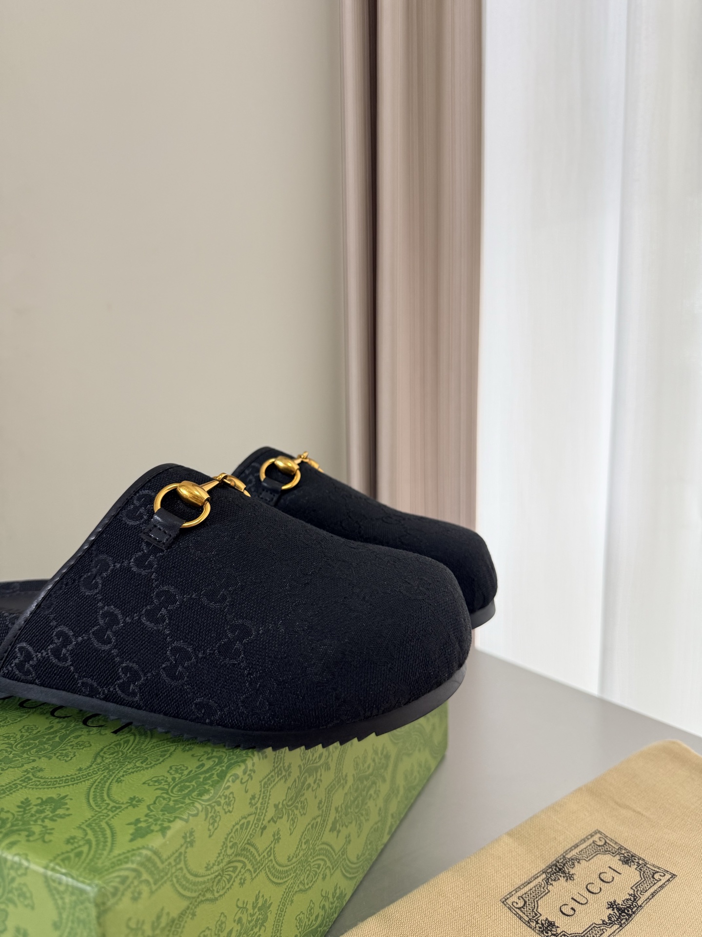 NO:785084,Men's and women's models, large logo, presbyopia, molded outsole, premium packaging, GUCCI, black, large logo, walking shoes, Gucci flat slippers, fashionable brand LOGOs, super recognizable and highly recognizable. Various products are competing for brands, and they are eager to launch super series and high-end series. GUCCI is not behind the trend at the Paris fashion show.  This series interprets the new fashion charm and continues the ultra-high heel design. It has won the favor of well-known overseas bloggers and millions of fans. It is sold well at home and abroad and is out of stock in China. The top version is in candy color. Each color is beautiful and known. Colors are available. Upper shoes: presbyopia. Lining: imported leather sheep outsole. Original outsole. Size: Female 35 36 37 38 39 40 41 42 (40 41 42 order) Male 39 40  410 42 43 44 45 46 47 48 (39 45 46 47 48 customized) Packaging: GUCCI full set of original packaging, half drag, gucci, gucci, slippers19860909男女款 大logo 老花 成型大底 精品包装 GUCCI  黑色 大logo 走鞋款秀 古驰平底拖鞋 时尚的品牌LOGO持加,具有超辨高识度各品大争牌恐先推后出超系跟高列GUCCI不也落伍 Guccl巴黎时装秀场款 此系列演绎全新时尚魅力延续超高跟设计,深得海外知名博主青睐千万粉丝博主倾情演绎,畅销海内外国内已经断货,顶级版本糖果色配色,每个颜色都是绝美知知,颜色供选 面鞋:老花  里内:进口皮羊 大底原版大底 码数:女 35 36 37 38 39 40 41 42 (40 41 42订) 男 39 40 410 42 43 44 45 46 47 48（39 45 46 47 48 定做） 包装:GUCCI全套原包版装,半拖,gucci,gucci,slippers,Women's Shoes