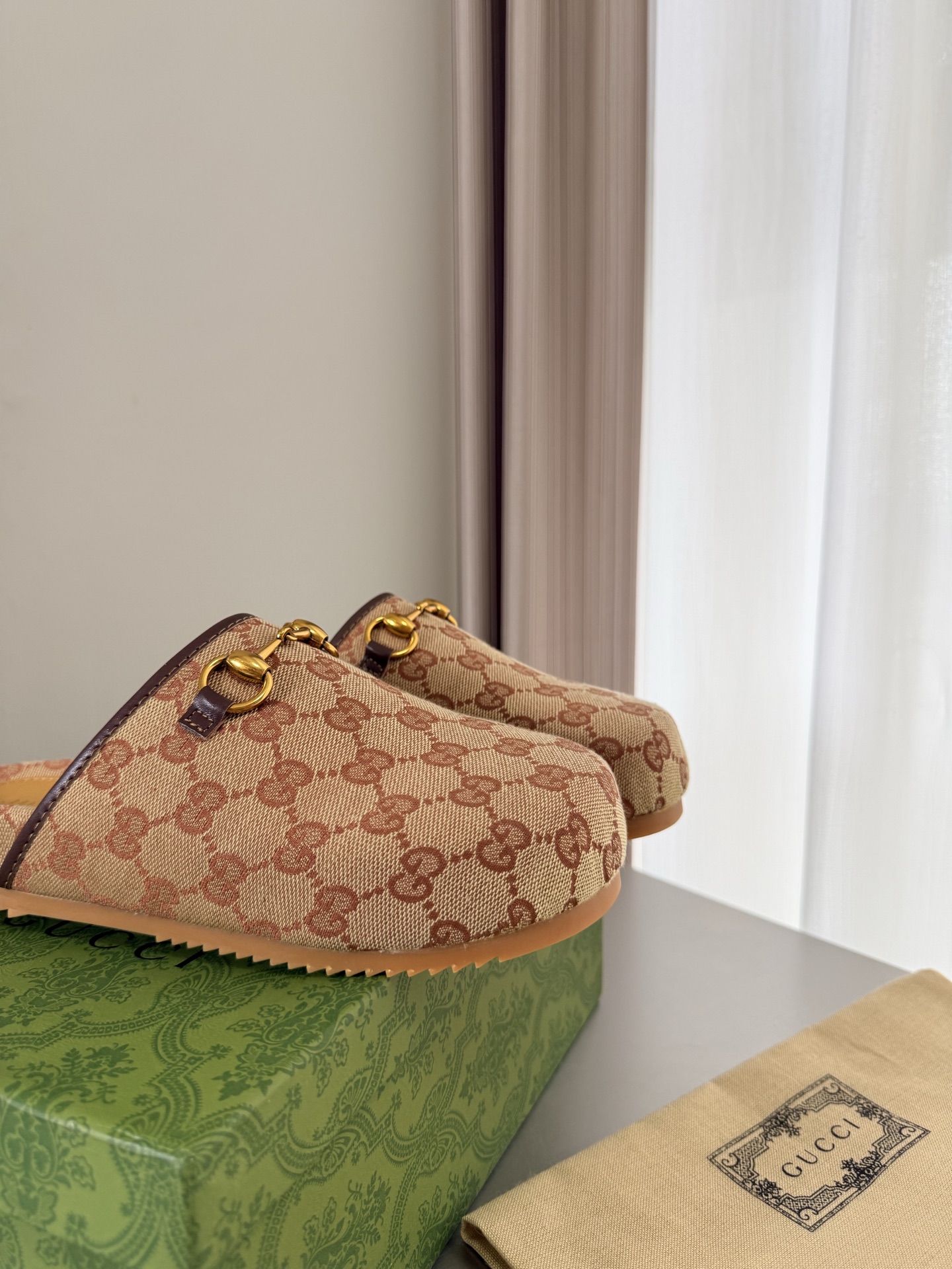 NO:785079,Men's and women's models, large logo, presbyopia, molded outsole, boutique packaging, GUCCI, apricot, large logo, walking shoes, Gucci flat slippers, fashionable brand LOGO, super recognizable and highly recognizable. Various products are competing for brands, and they are likely to launch first and then release super series and high-end series. GUCCI is not lagging behind at the Paris fashion show.  This series interprets the new fashion charm and continues the ultra-high heel design. It has won the favor of well-known overseas bloggers and millions of fans. It is sold well at home and abroad and is out of stock in China. The top version is in candy color. Each color is beautiful and known. Colors are available. Upper shoes: presbyopia. Lining: imported leather sheep outsole. Original outsole. Size: Female 35 36 37 38 39 40 41 42 (40 41 42 order) Male 39 40  410 42 43 44 45 46 47 48 (39 45 46 47 48 customized) Packaging: GUCCI full set of original packaging, half drag, gucci, gucci, slippers19860909男女款 大logo 老花 成型大底 精品包装 GUCCI  杏色 大logo 走鞋款秀 古驰平底拖鞋 时尚的品牌LOGO持加,具有超辨高识度各品大争牌恐先推后出超系跟高列GUCCI不也落伍 Guccl巴黎时装秀场款 此系列演绎全新时尚魅力延续超高跟设计,深得海外知名博主青睐千万粉丝博主倾情演绎,畅销海内外国内已经断货,顶级版本糖果色配色,每个颜色都是绝美知知,颜色供选 面鞋:老花  里内:进口皮羊 大底原版大底 码数:女 35 36 37 38 39 40 41 42 (40 41 42订) 男 39 40 410 42 43 44 45 46 47 48（39 45 46 47 48 定做） 包装:GUCCI全套原包版装,半拖,gucci,gucci,slippers,Women's Shoes