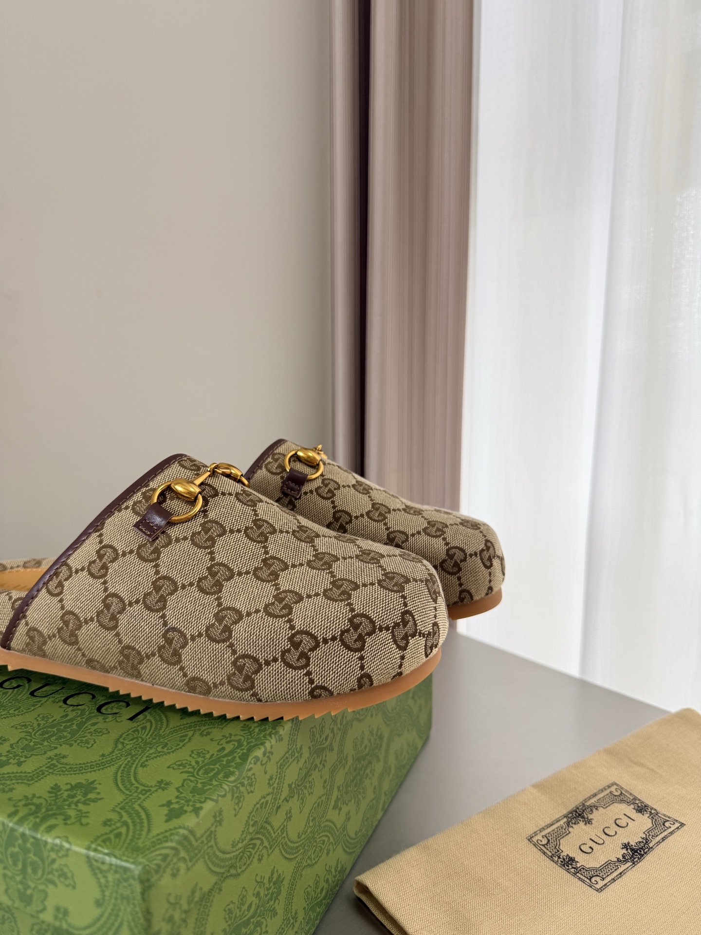 NO:785088,Men's and women's models Big logo Presbyopia Molded outsole Boutique packaging GUCCI Apricot Classic Big logo Walking shoe style Gucci flat slippers Stylish brand LOGOs are added, with super high recognition and high recognition. Various products are competing for brands, and they are ready to launch super series and high-end series. GUCCI is not behind the Gucci Paris fashion show model  This series interprets the new fashion charm and continues the ultra-high heel design. It has won the favor of well-known overseas bloggers and millions of fans. It is sold well at home and abroad and is out of stock in China. The top version is in candy color. Each color is beautiful and known. Colors are available. Upper shoes: presbyopia. Lining: imported leather sheep outsole. Original outsole. Size: Female 35 36 37 38 39 40 41 42 (40 41 42 order) Male 39 40  410 42 43 44 45 46 47 48 (39 45 46 47 48 customized) Packaging: GUCCI full set of original packaging, half drag, gucci, gucci, slippers19860909男女款 大logo 老花 成型大底 精品包装 GUCCI  杏色 经典 大logo 走鞋款秀 古驰平底拖鞋 时尚的品牌LOGO持加,具有超辨高识度各品大争牌恐先推后出超系跟高列GUCCI不也落伍 Guccl巴黎时装秀场款 此系列演绎全新时尚魅力延续超高跟设计,深得海外知名博主青睐千万粉丝博主倾情演绎,畅销海内外国内已经断货,顶级版本糖果色配色,每个颜色都是绝美知知,颜色供选 面鞋:老花  里内:进口皮羊 大底原版大底 码数:女 35 36 37 38 39 40 41 42 (40 41 42订) 男 39 40 410 42 43 44 45 46 47 48（39 45 46 47 48 定做） 包装:GUCCI全套原包版装,半拖,gucci,gucci,slippers,Women's Shoes