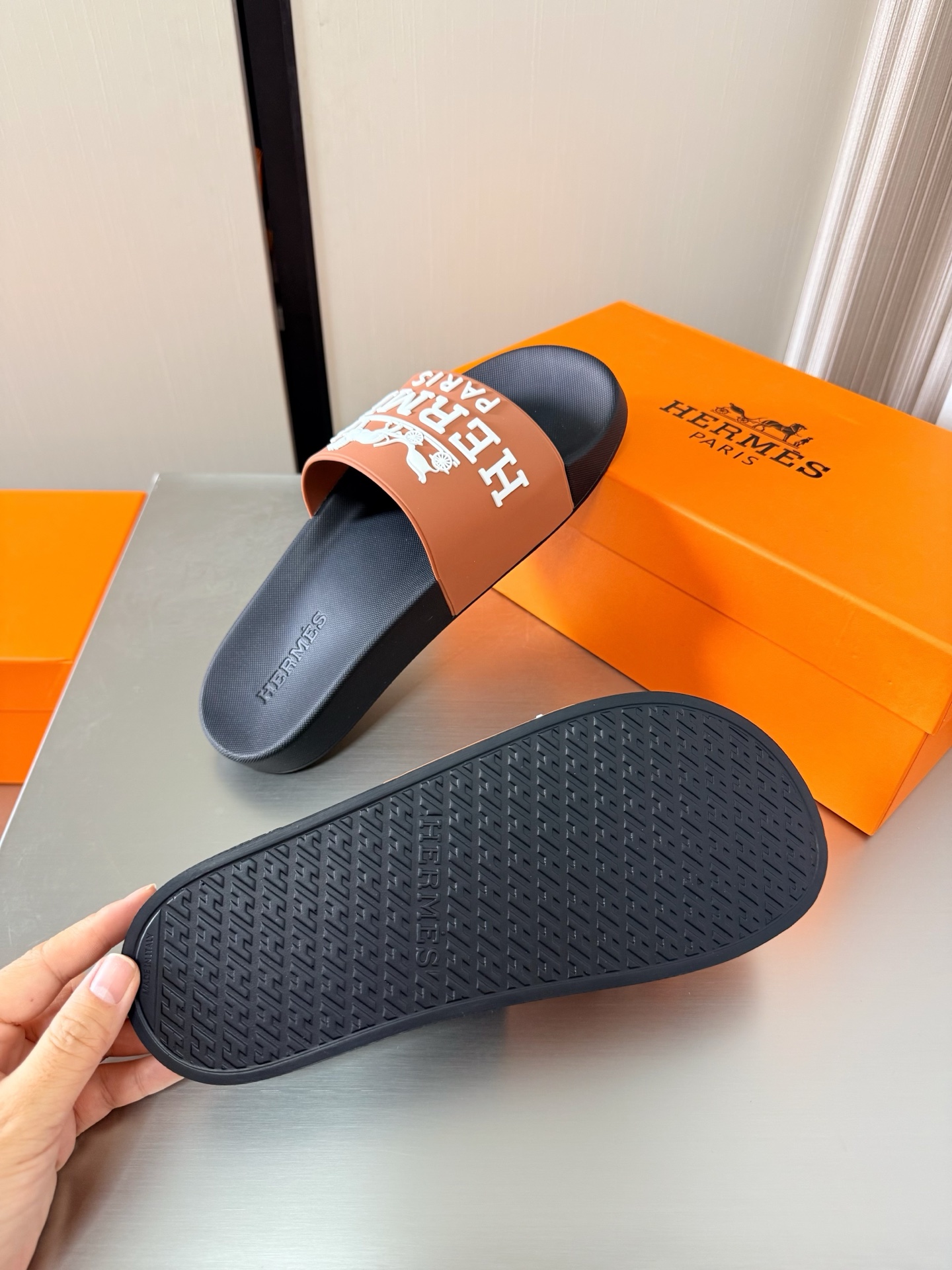 NO:785345,Hermès, the most classic logo of comfortable slippers, simple and sexy, a must-have for beautiful feet, flat series P, classic combination, simple design, brown, high version, TPU molded outsole, men's model, simple and crazy, classic and versatile, the same as the original molded outsole, handicraft, lightweight design, high-end connotation, nobility in shoes, eye-catching 38 39 40 41 42 43 44 45 46 47 (45 46  47 Customized) Configuration original packaging, slippers, hermes, slippers19860909爱马仕 舒适拖鞋最经典logo 简约性感 美脚必选款 平底系列 P  经典搭配 简约设计  棕色 高版本 TPU成型大底 男款 简约狂魔 经典百搭 原版一致 成型大底 手工艺  轻便 设计 内涵高端感十足 鞋中贵族  醒目 38 39 40 41 42 43 44 45 46 47 （45 46 47定制定制）     配置原版包装,拖鞋,hermes,slippers,Women's Shoes