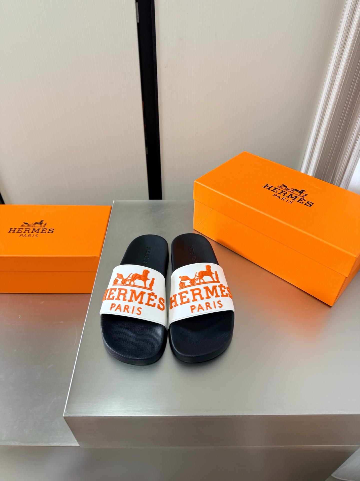 NO:785349,Hermès, the most classic logo of comfortable slippers, simple and sexy, a must-have for beautiful feet, flat series P, classic combination, simple design, white, high version, TPU molded outsole, men's model, simple and crazy, classic and versatile, the same as the original molded outsole, handicraft, lightweight design, high-end connotation, nobility in shoes, eye-catching 38 39 40 41 42 43 44 45 46 47 (45 46  47 Customized) Configuration original packaging, slippers, hermes, slippers19860909爱马仕 舒适拖鞋最经典logo 简约性感 美脚必选款 平底系列 P  经典搭配 简约设计  白色 高版本 TPU成型大底 男款 简约狂魔 经典百搭 原版一致 成型大底 手工艺  轻便 设计 内涵高端感十足 鞋中贵族  醒目 38 39 40 41 42 43 44 45 46 47 （45 46 47定制定制）     配置原版包装,拖鞋,hermes,slippers,Women's Shoes